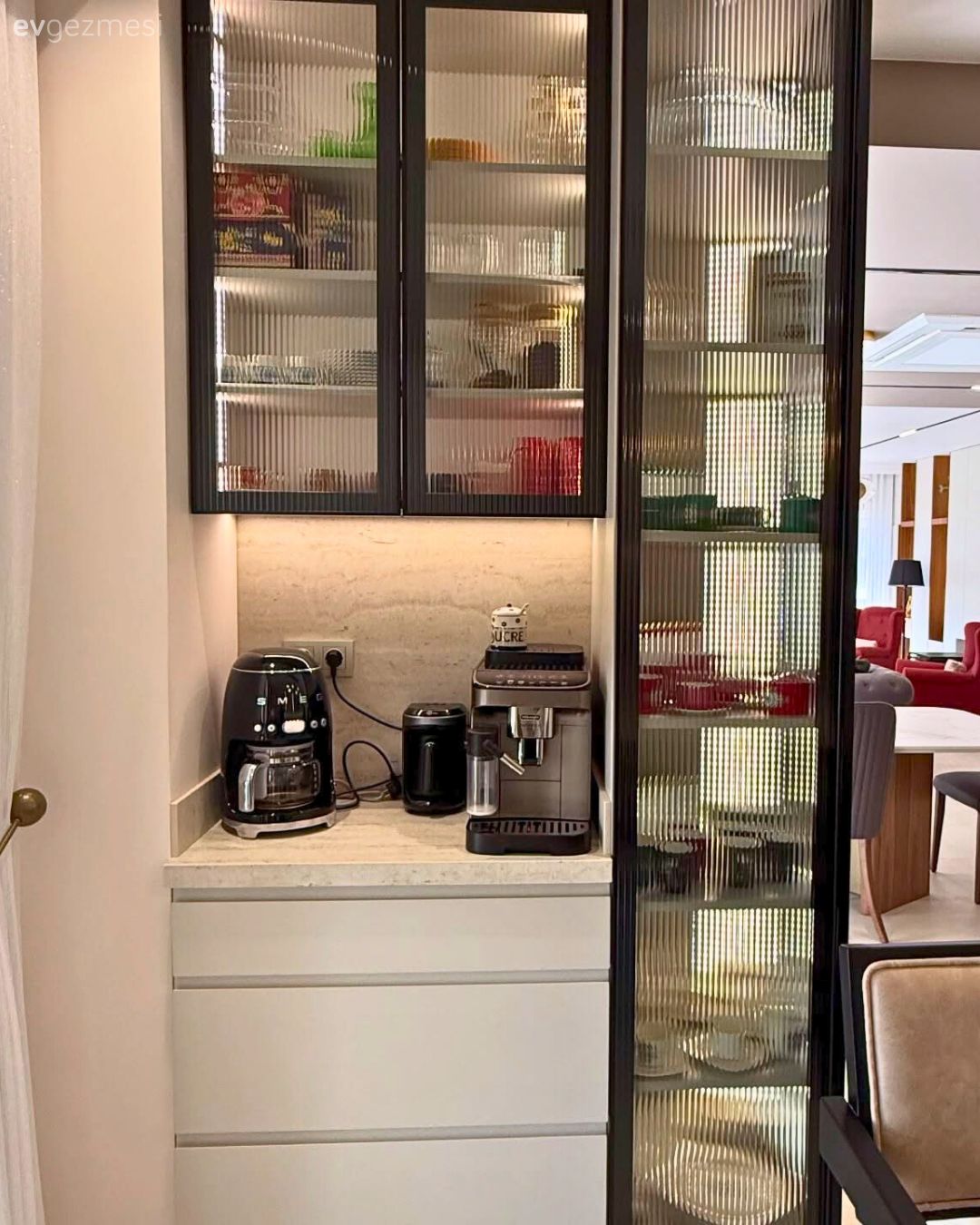 Kahve köşesi, Cam kapaklı dolap, Siyah, Beyaz, Mutfak aksesuarları, Mutfak