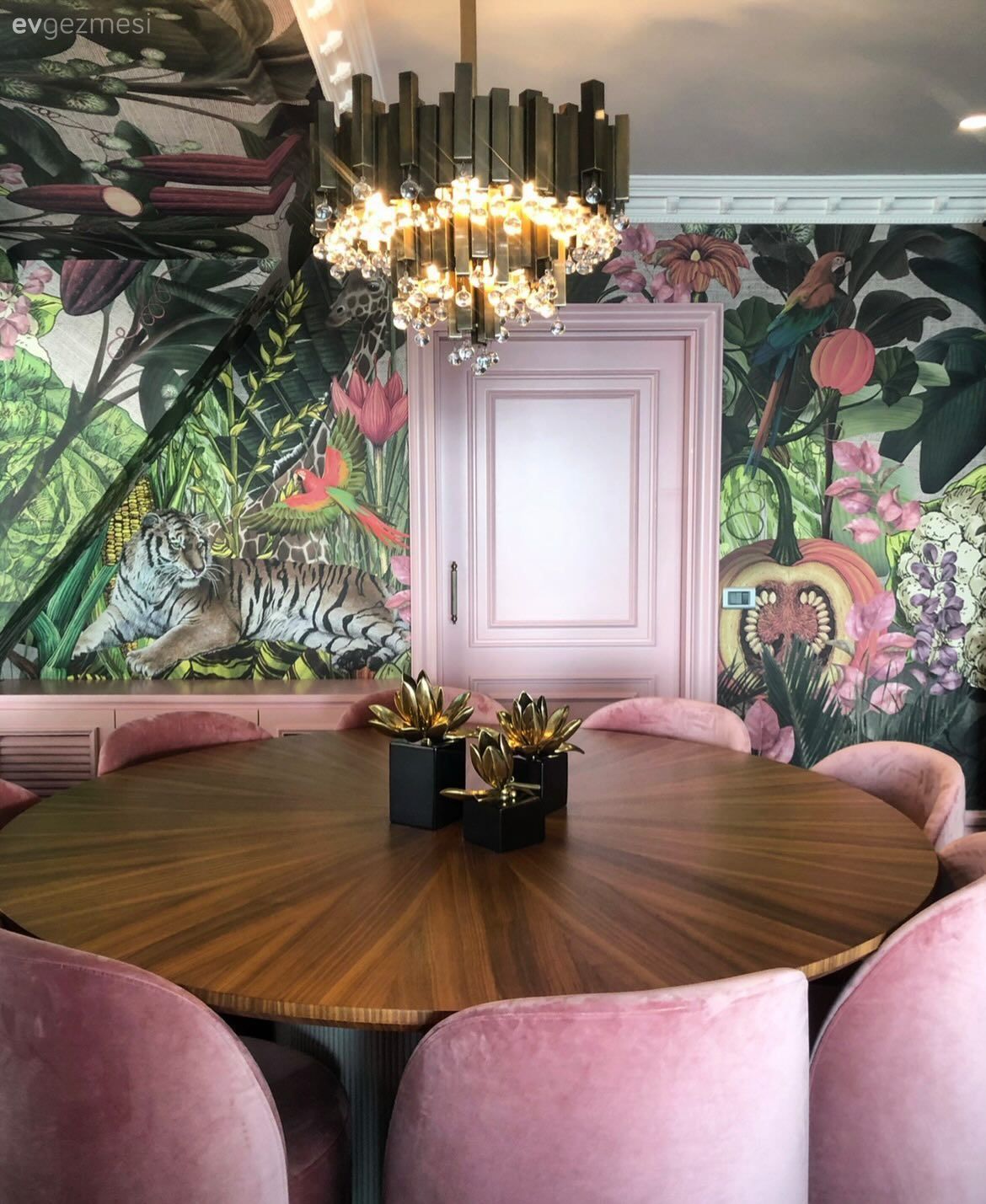 Yemek Odası, Beyaz, Siyah, Pudra pembe, Altın, Çiçekli desen, Desenler, Vitrin, Klasik, Sandalye, Yemek masası, Ahşap masa, Avize, Aydınlatma, Yemek odası avizesi, Spot aydınlatma