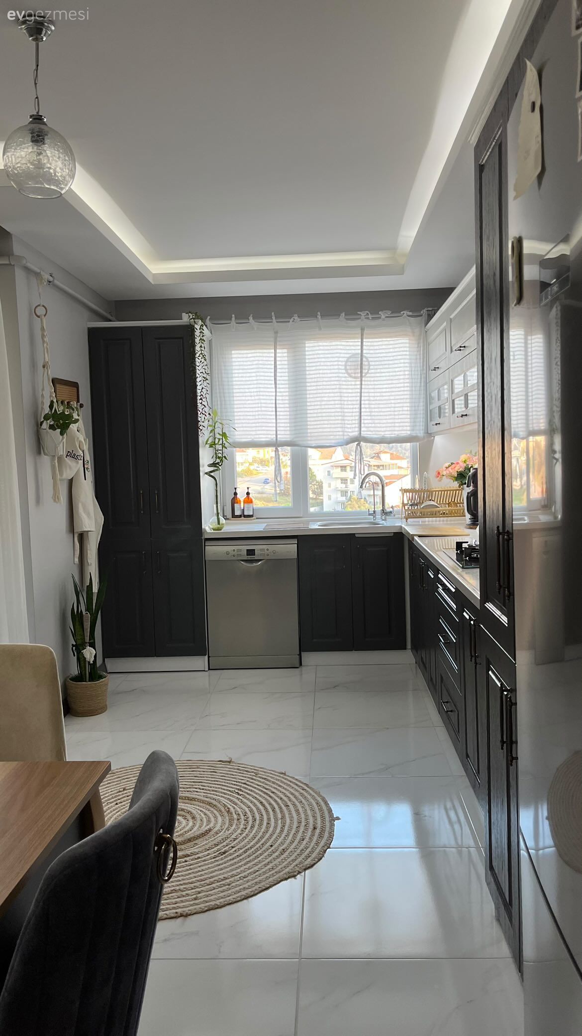 Mutfak, Beyaz, Antrasit  , Siyah, Shaker kapaklı dolaplar, Mutfak tezgahı, Mutfak tezgah arası, Tezgah arası seramik, Mutfak perdesi, Mutfak halısı, Sandalye, Mutfak masası