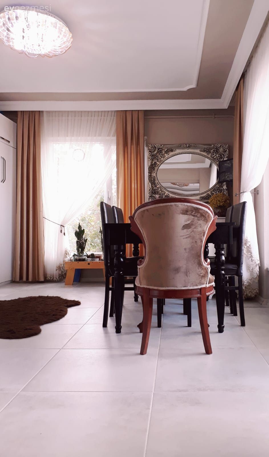 Mutfak, Beyaz, Siyah, Mutfak tezgahı, Mutfak tezgah arası, Mutfak masası, Sandalye, Mutfak perdesi, Tül perde, Perde, Post halı, Halı, Mutfak Avize Modelleri, Vazo, Ev Aksesuar, Yapay çiçekler, Ayna