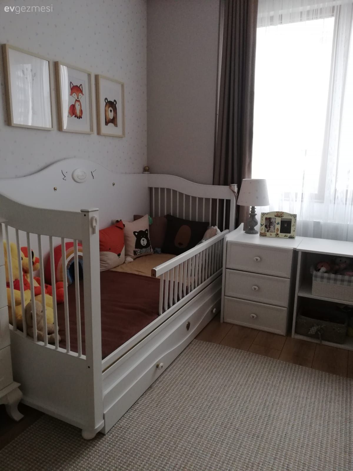 Çocuk Odası, Beyaz, Kahverengi, Krem, Çocuk odası duvar dekorasyonu, Çocuk odası halısı, Komodin, Abajur, Aydınlatma