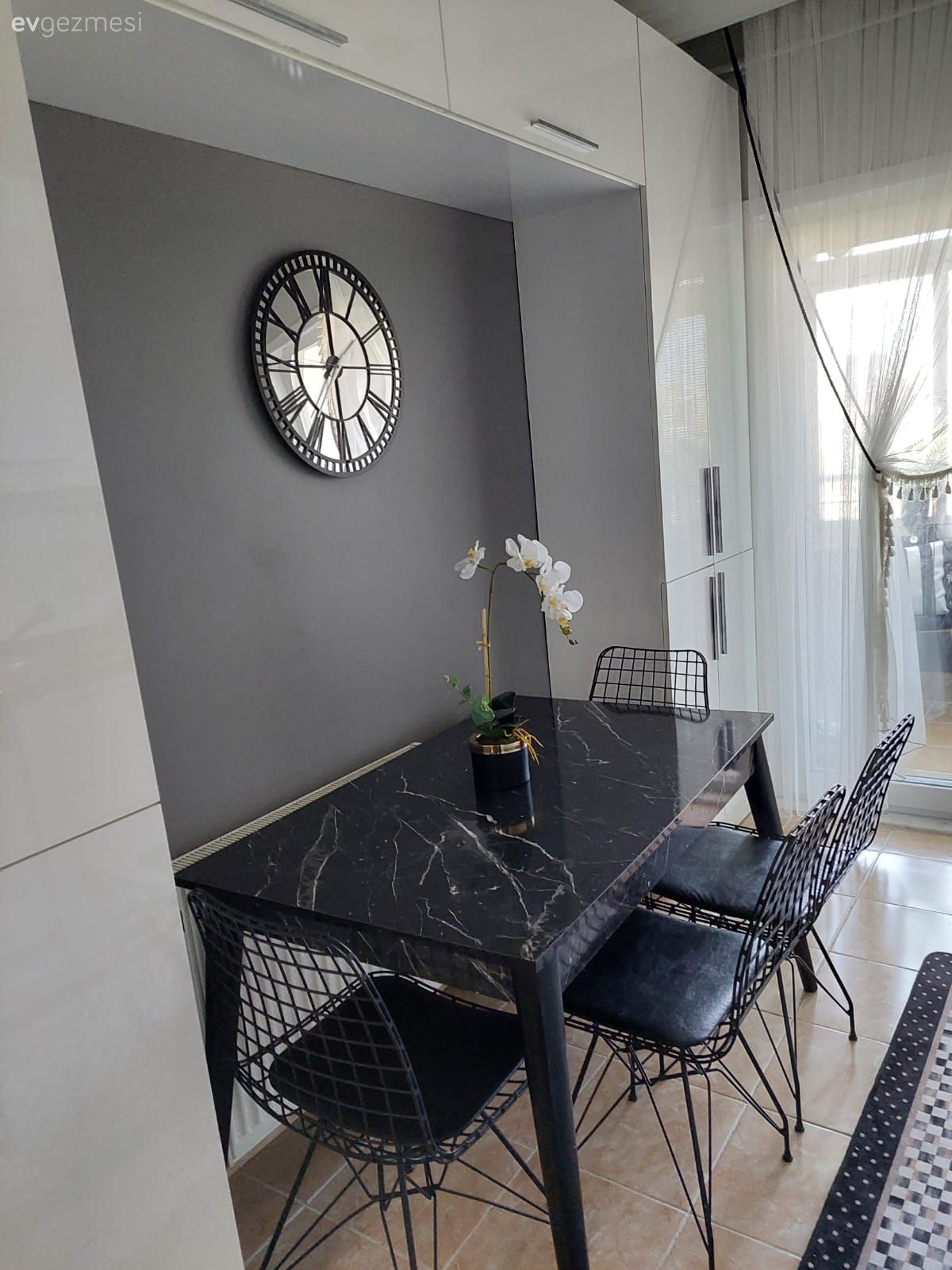 Gri duvar, Sandalye, Mutfak masası, Duvar saati, Duvar dekorasyonu, Metal sandalye, Mutfak perdesi, Mutfak halısı, Mutfak