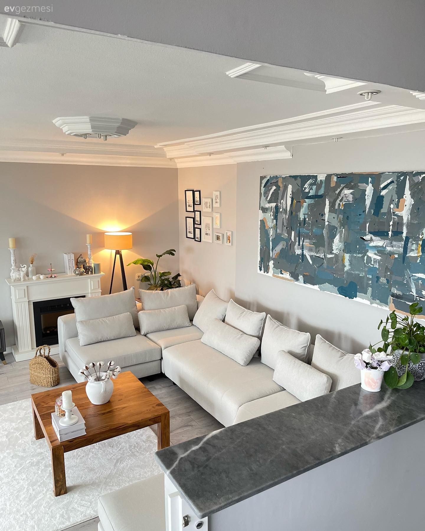 Salon, İskandinav, Modern, Köşe koltuk, Koltuk takımı, Beyaz, Bej, Tablo, Duvar dekorasyonu, Şömine, Kırlent, Ev tekstili, Ev bitkisi, Orta sehpa, Sehpa, Halı, Salon halısı, Lambader, Aydınlatma, Dekoratif Objeler, Vazo, Ev Aksesuar, Parke, Bohem Dekorasyon