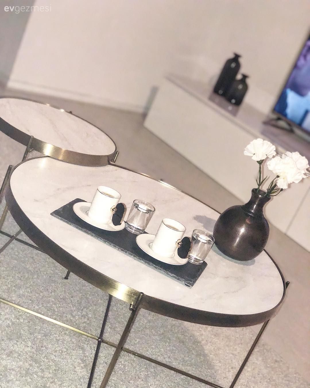 Altın, Beyaz, Orta sehpa, Salon, Metal ayaklı sehpa, Sehpa, Vazo, Ev Aksesuar, Salon halısı, Halı, Tv ünitesi