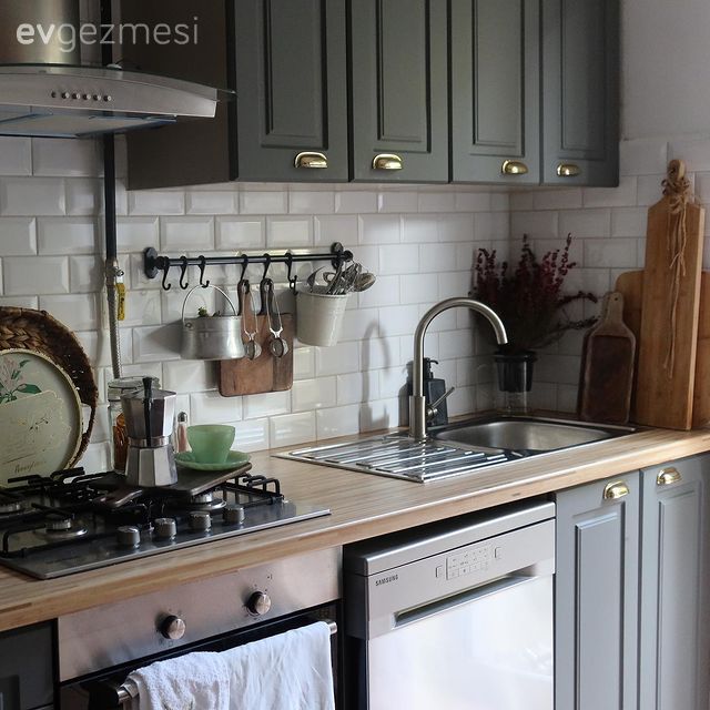 Mutfak, Gri mutfak, Gri, Beyaz, Shaker kapaklı dolaplar, Mutfak tezgahı, Mutfak tezgah arası, Metro seramik, Seramik, Davlumbaz, Mutfak aksesuarları