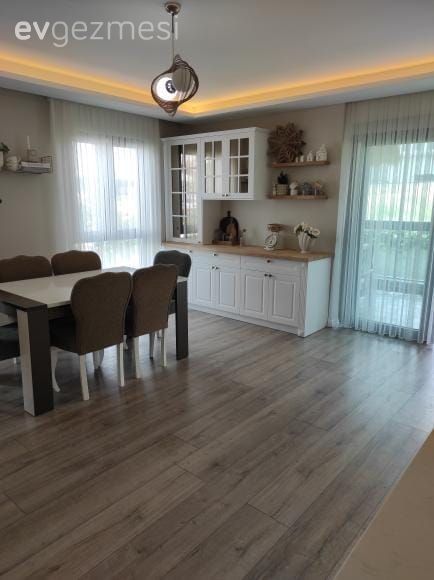 Mutfak, Beyaz, Beyaz ve ahşap mutfak, Ahşap mutfak tezgahı, Mutfak tezgahı, Kahve köşesi, Parke, Mutfak aksesuarları, Sandalye, Mutfak masası, Duvar rafı, Duvar dekorasyonu, Mutfak Avize Modelleri