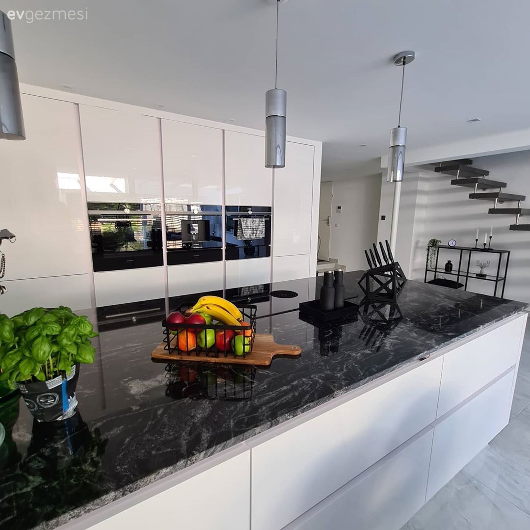 Modern, Amerikan Mutfak, Mutfak, Beyaz, Siyah, Gri, Kulpsuz mutfak dolabı, Mutfak zemin seramikleri, Ankastre, Ada mutfak, Mutfak tezgahı, Mutfak tezgah arası, Mutfak aksesuarları, Mutfak masası, Sandalye, Mutfak Avize Modelleri, Siyah tezgah, Merdiven, Dubleks evler