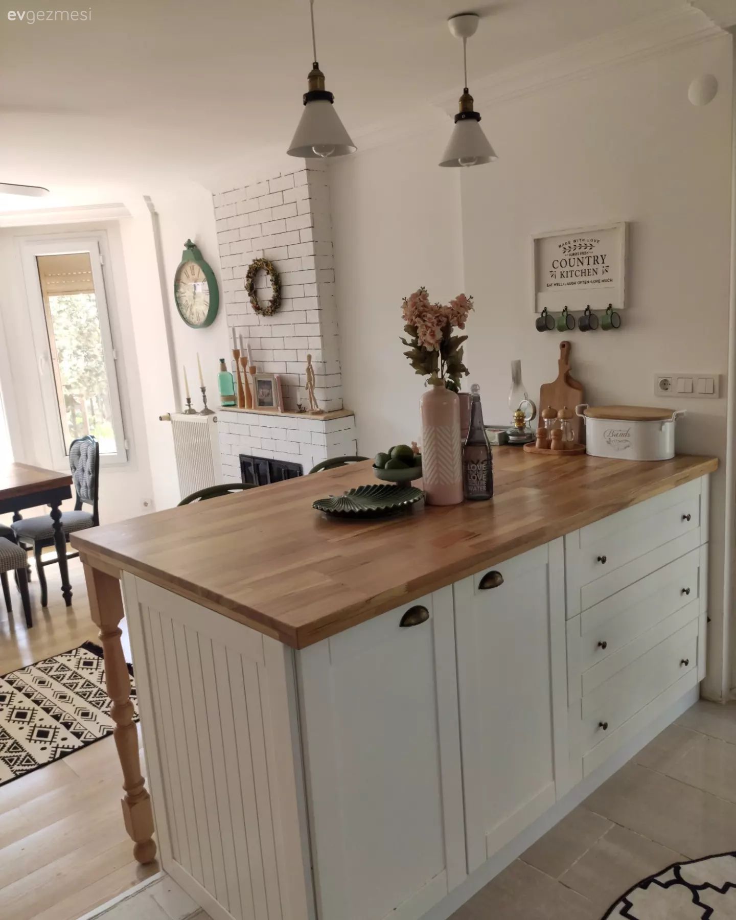Mutfak, Beyaz ve ahşap mutfak, Amerikan Mutfak, Shaker kapaklı dolaplar, Ada mutfak, Mutfak Avize Modelleri, Mutfak halısı, Mutfak aksesuarları, Şömine, Sandalye, Mutfak masası, Country