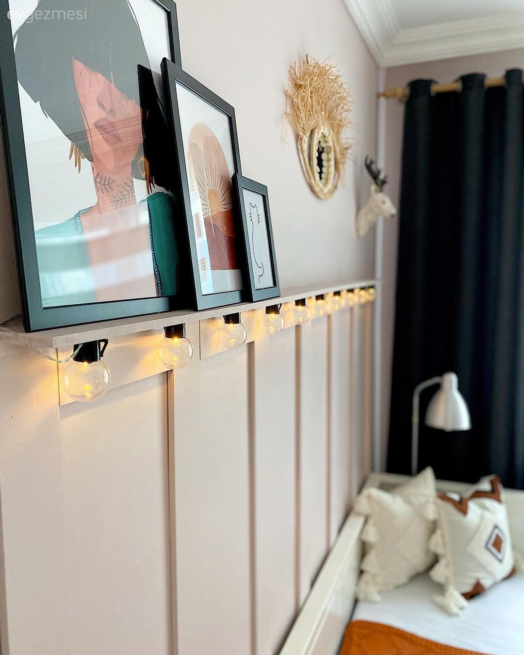 Oturma Odası, Sedir, Duvar çıtalama, Beyaz, Turuncu, Duvar dekorasyonu, Çerçeve, Fon perde, Perde, Avize, Aydınlatma, Led aydınlatma, Krem duvar