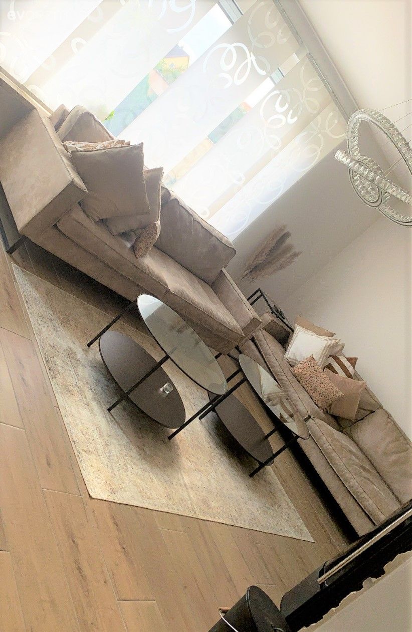 Salon, Vizon, Beyaz, Siyah, Koltuk takımı, Orta sehpa, Sehpa, Halı, Salon halısı, Kırlent, Ev tekstili, Fon perde, Perde, Parke, Salon avizesi, Modern rustik