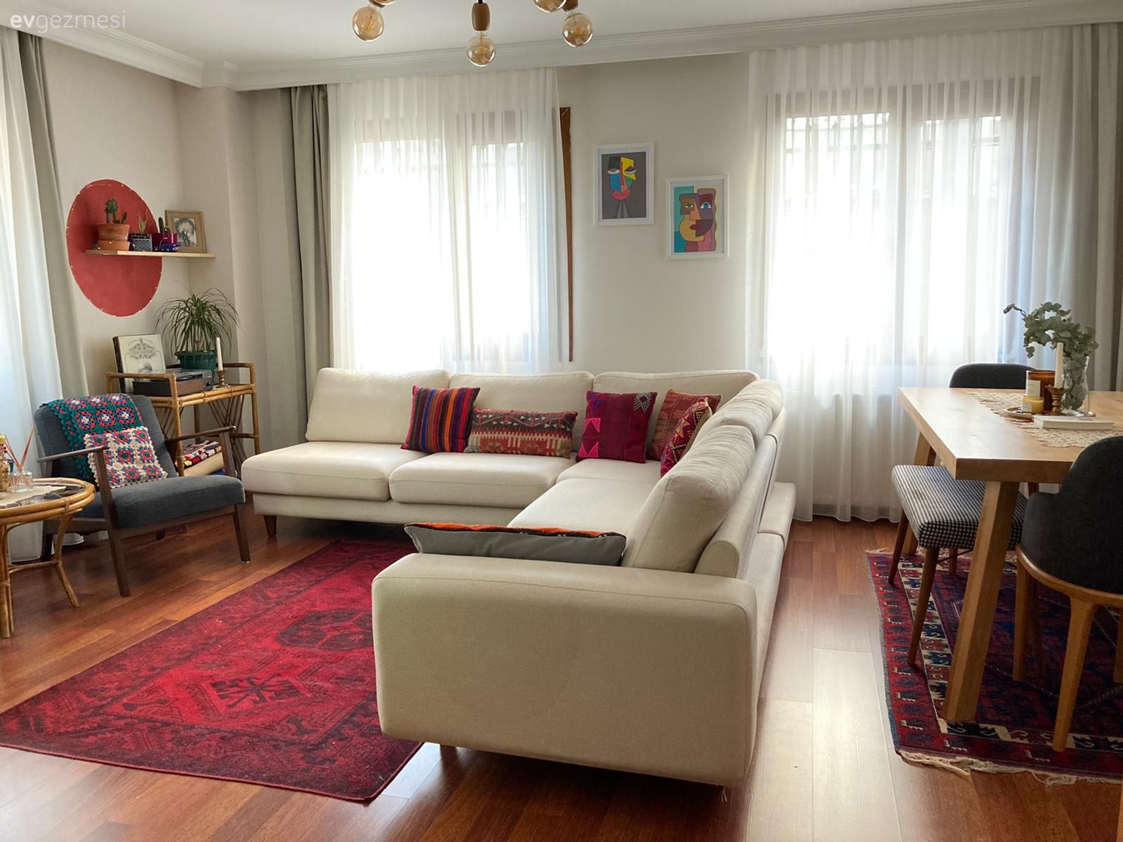 Salon, Eklektik, Rustik, Pembe, Kırmızı, Bordo, Beyaz koltuk, Köşe koltuk, Koltuk takımı, Rattan sandalye, Halı, El dokuma halı, Berjer, Kırlent, Ev tekstili, Desenler, Ev bitkisi, Tül perde, Perde, Duvar rafı, Duvar dekorasyonu, Yan sehpa, Sehpa, Yemek masası