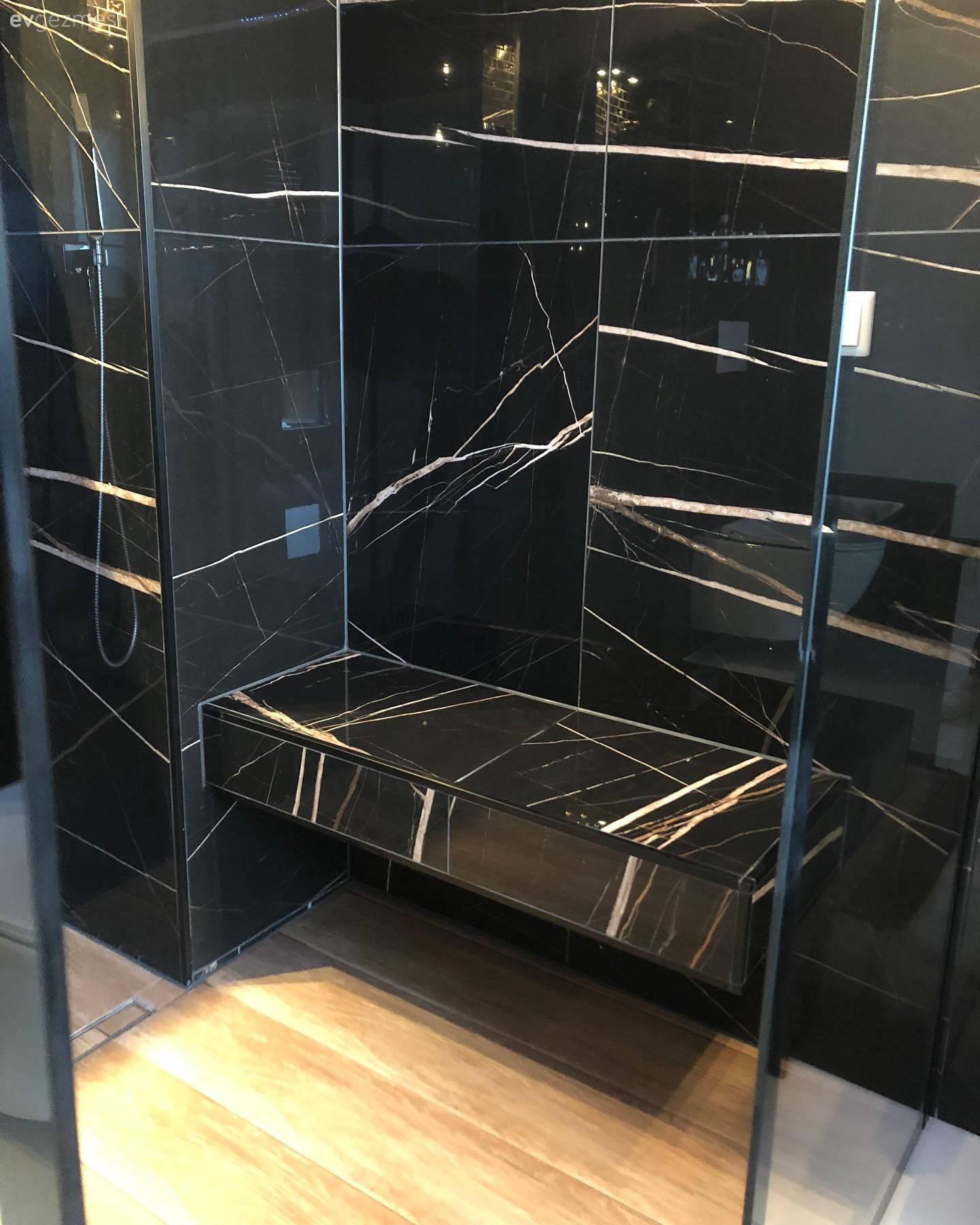 Banyo, Beyaz, Siyah, Banyo seramikleri, Banyo aynası, Banyo dolabı, Banyo paspası, Duşakabin, Banyo aksesuarları, Altın