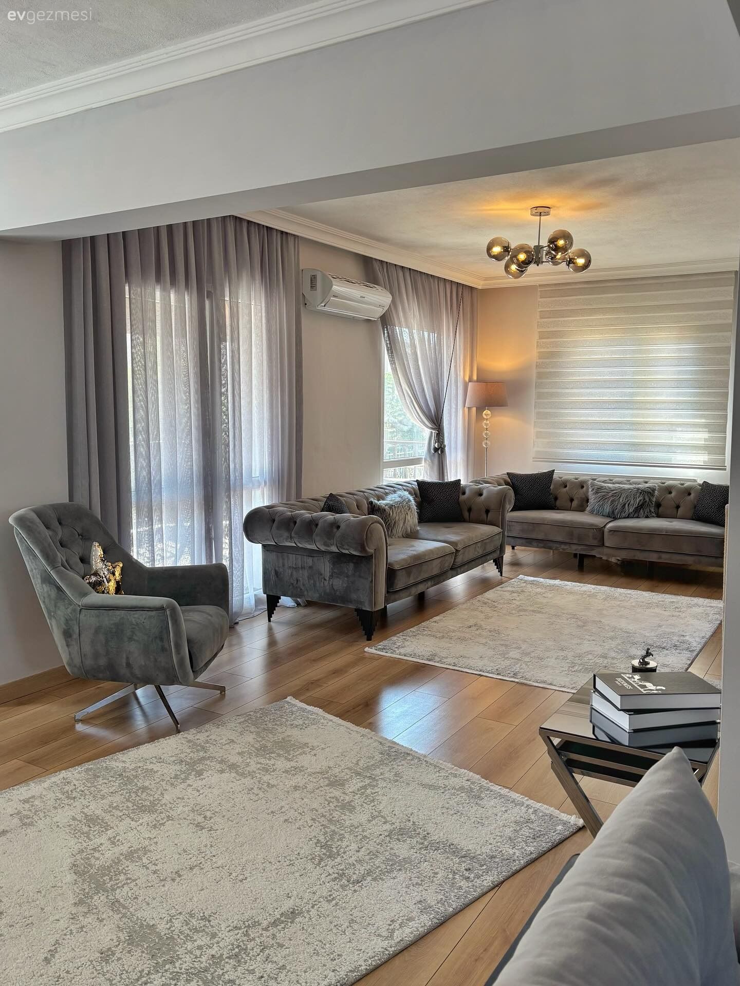 Salon, Modern, Gri, Bej, Beyaz, Koltuk takımı, Berjer, Zebra Perde, Perde, Fon perde, Şömine, Avize, Aydınlatma, Salon avizesi, Halı, Salon halısı, Parke, Siyah, Tül perde