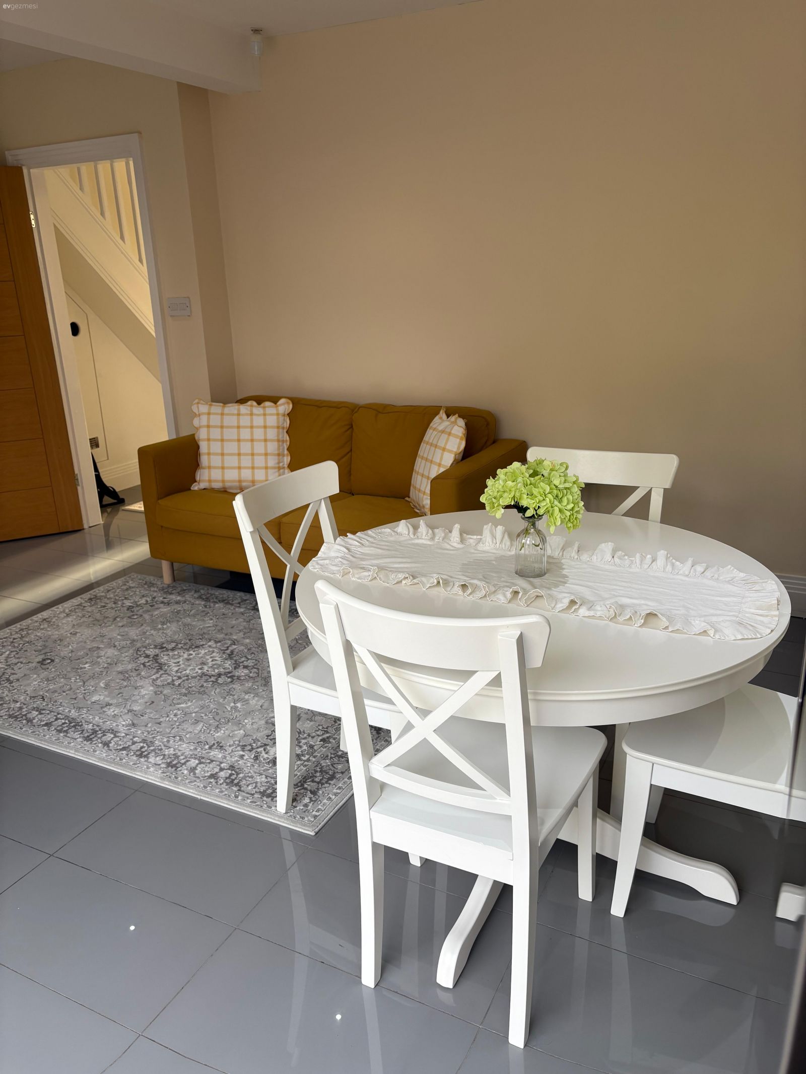 İki Katlı Bu Dubleks Evin Tuğlalı Dış Cephesi İlham Verici