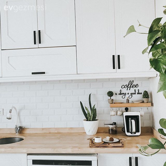 Mutfak, Beyaz, Mutfak tezgahı, Mutfak tezgah arası, Tezgah arası seramik, Metro seramik, Seramik, Ev bitkisi