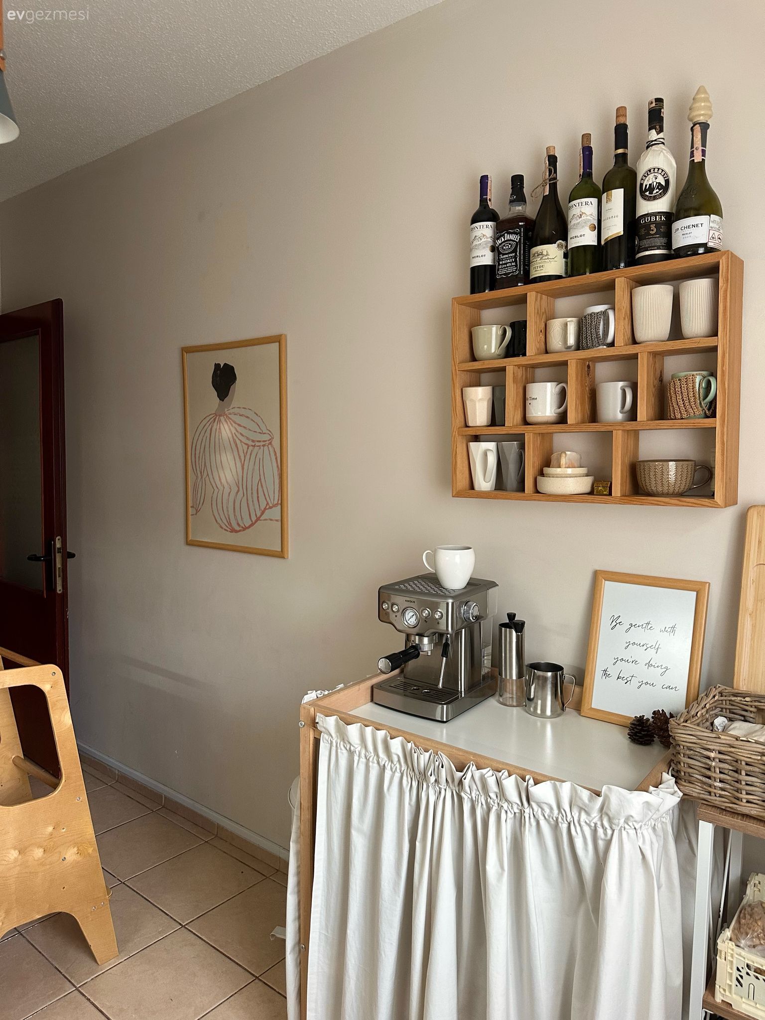 Bu İzmir Evinin Genelinde Salaş Görüntü Hakim