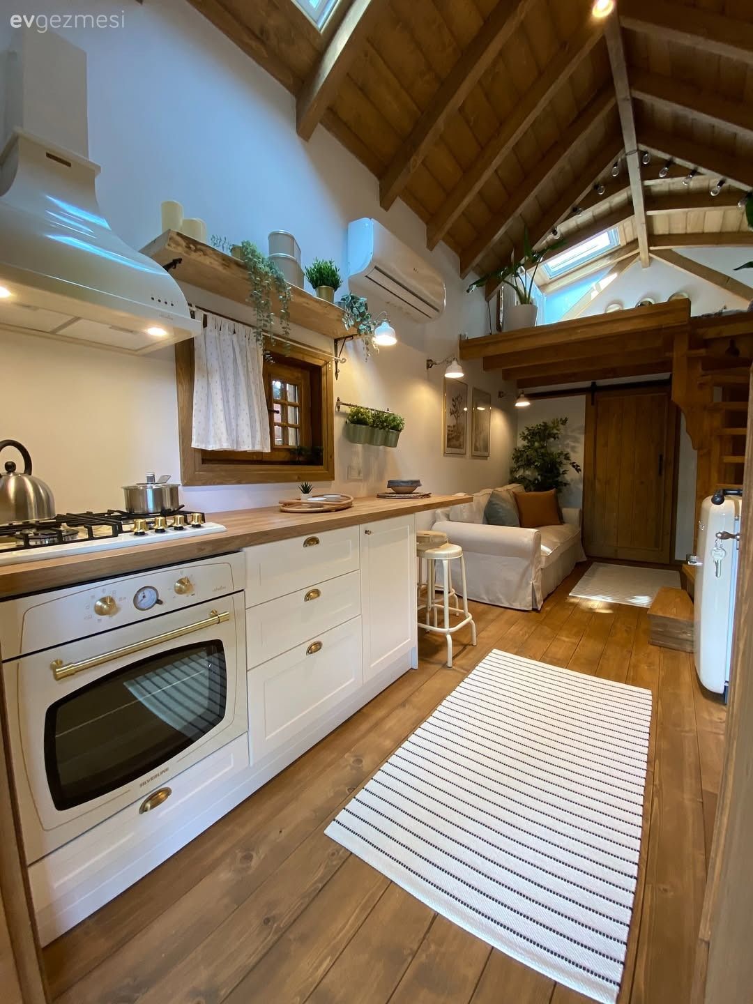 Bu Küçük Ev Masal ile Gerçeğin Kesişimi Tadında