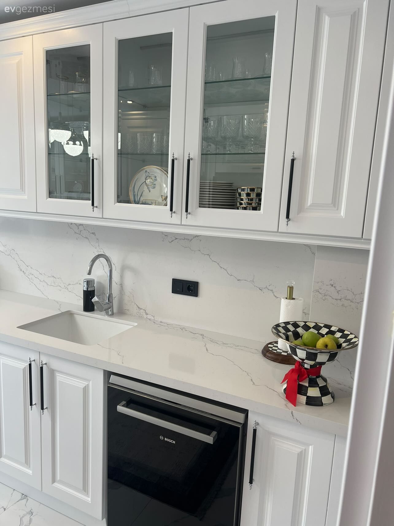 Shaker kapaklı dolaplar, Mutfak, Beyaz, Siyah, Mutfak tezgahı, Mutfak tezgah arası, Tezgah arası doğal taş, Ankastre