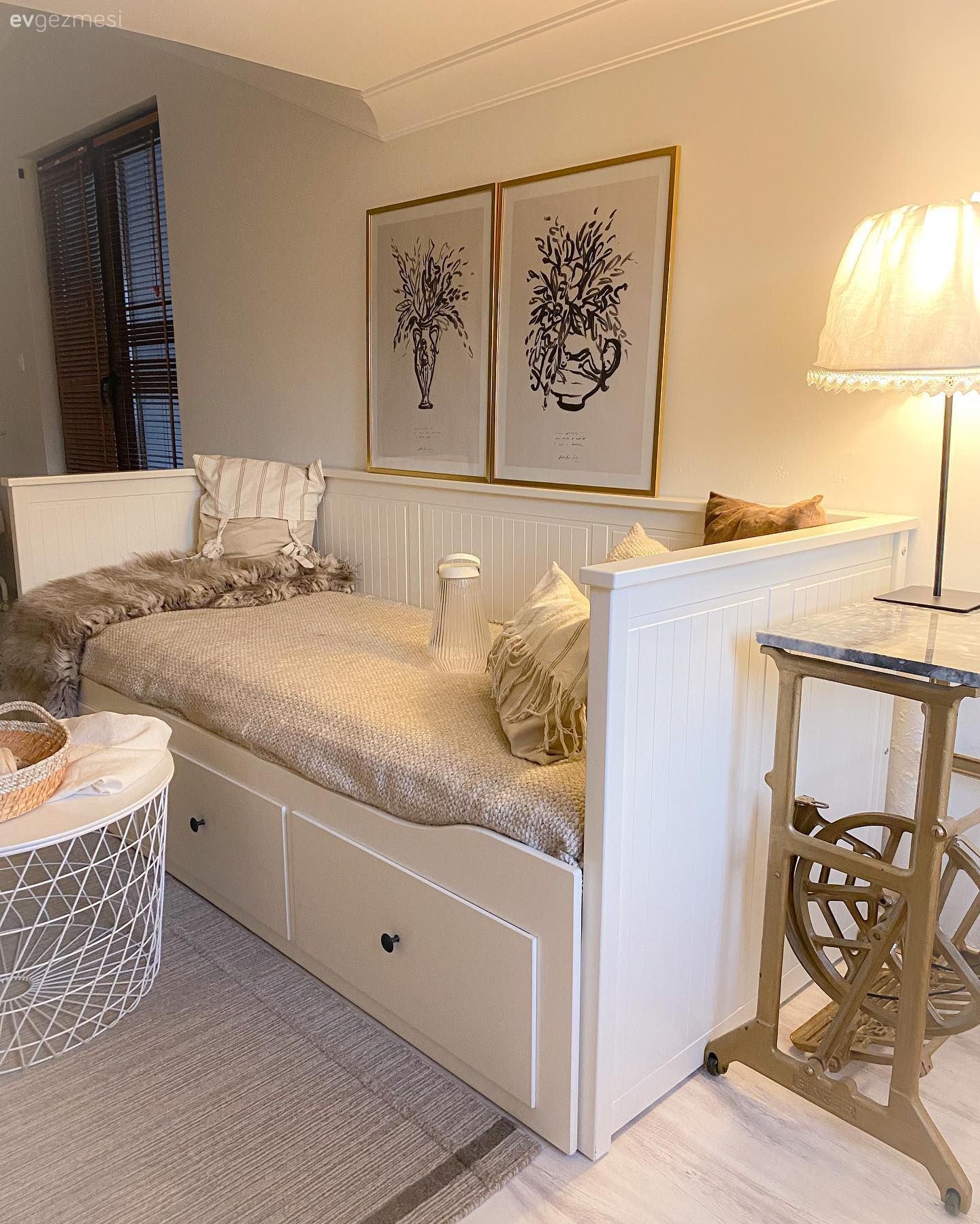 Çatı katı, Dubleks evler, Beyaz, Sedir, Jüt halı, Halı, Hasır sepet, Kırlent, Ev tekstili, Parke, Sarkıt, Aydınlatma, Abajur, Tablo, Duvar dekorasyonu, Yan sehpa, Sehpa