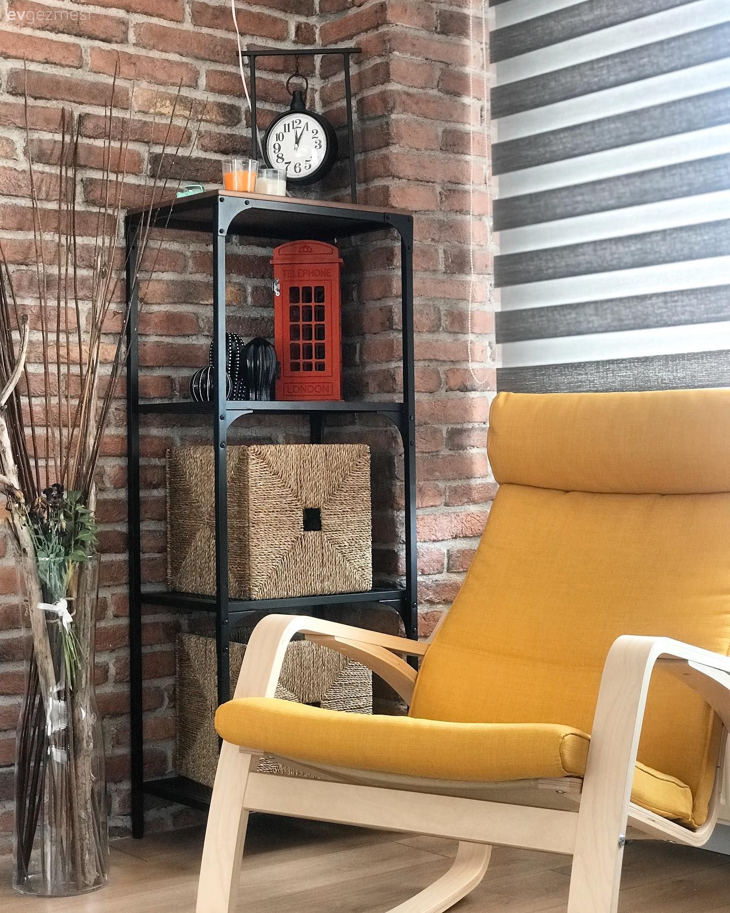 Salon, Tuğla duvar, Sarı, Berjer, Hasır sepet, Vazo, Ev Aksesuar