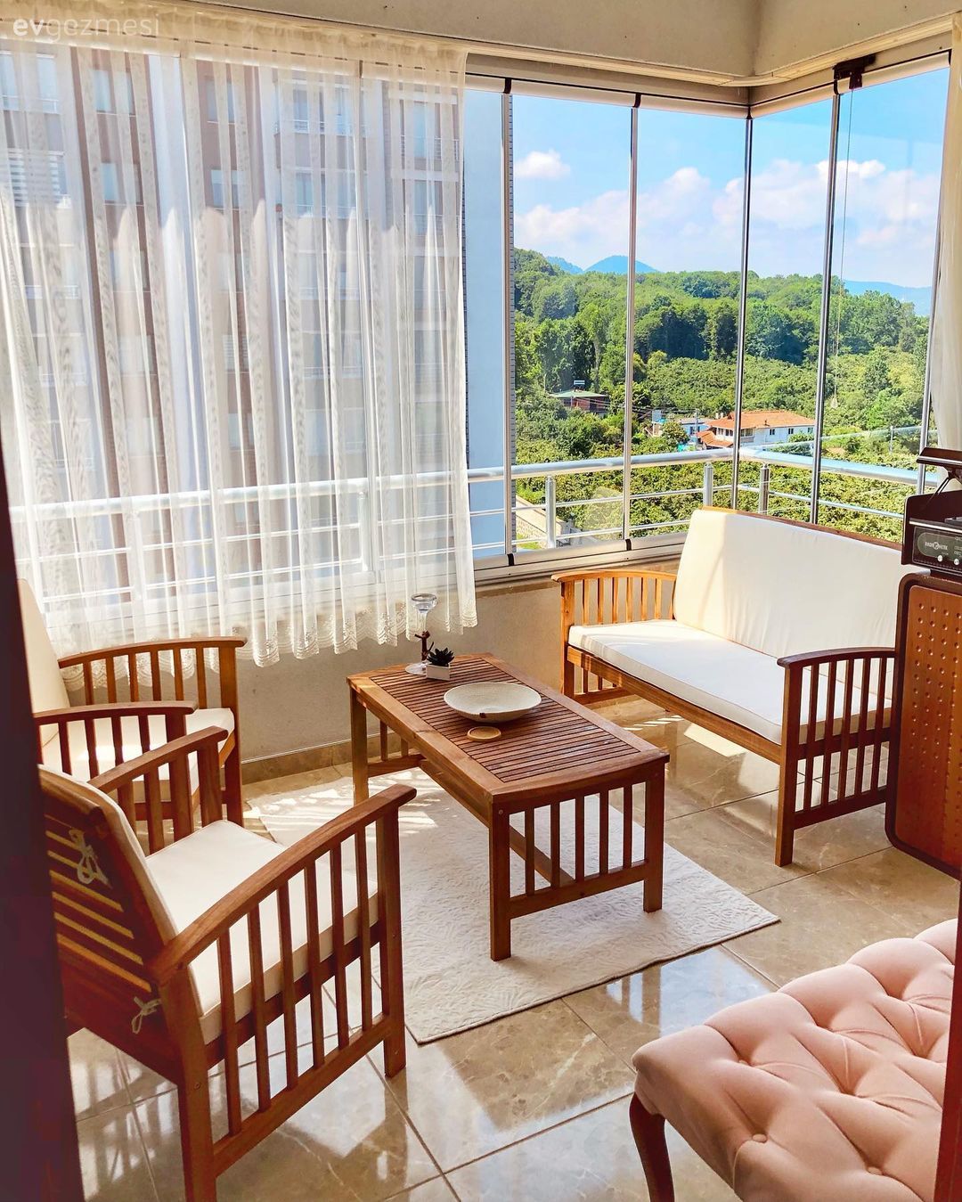 Balkon, Kapalı balkon, Balkon oturma grubu, Ahşap Mobilya, Balkon masası, Sandalye, Balkon perdesi, Puf