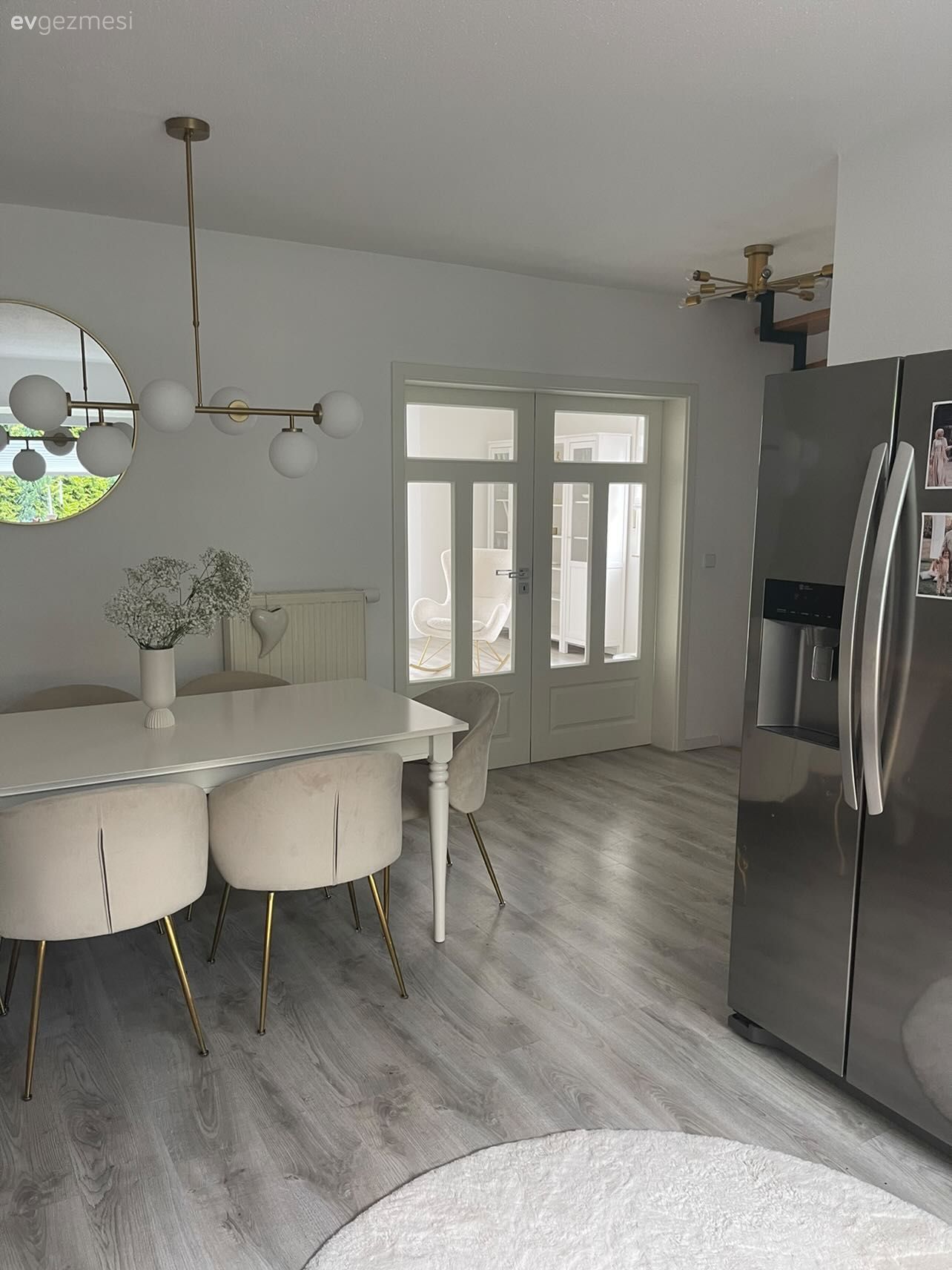 Bu Ferah Evde Açık Renkler Pirinç Yansımalarıyla Desteklenmış!