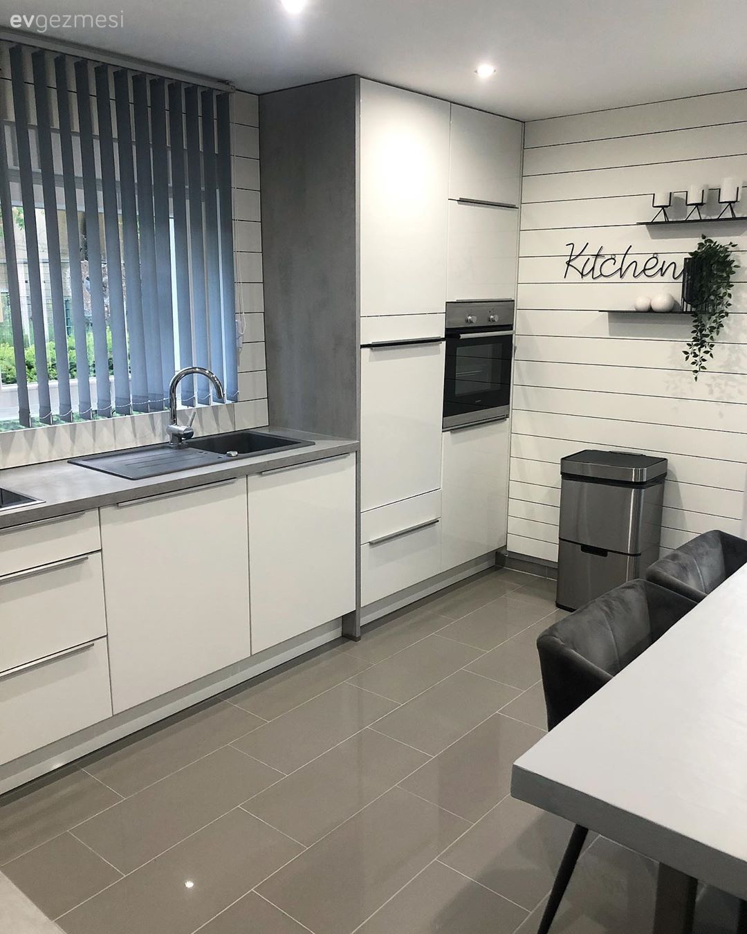 Mutfak, Beyaz, Siyah, Gri, Mutfak tezgahı, Mutfak tezgah arası, Pencere önü eviye, Eviye , Ankastre, Mutfak zemin seramikleri, Mutfak duvar dekorasyonu, Mutfak perdesi