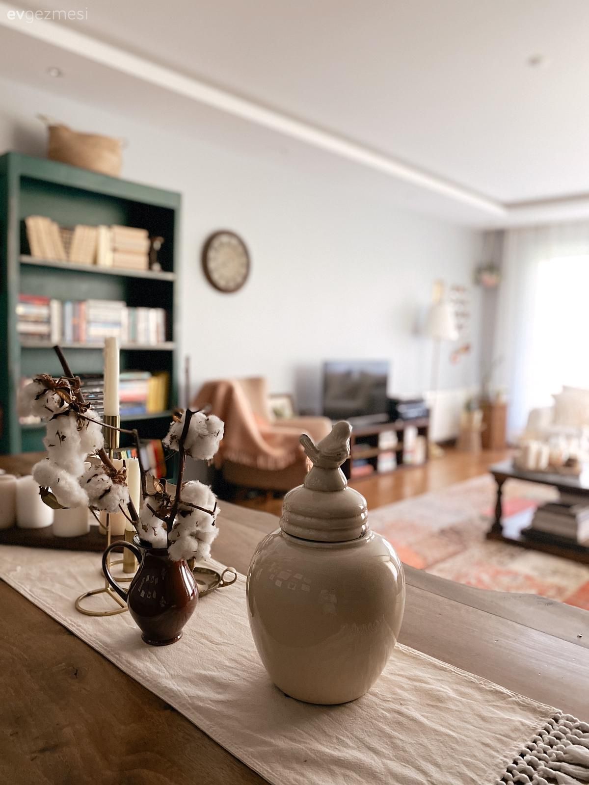 Berjer, Orta sehpa, Sehpa, Kahverengi, Tv ünitesi, Tv ünitesi aksesuarları, Ev Aksesuar, Vitrin, Halı, Patchwork halı, Tül perde, Perde, Dekoratif Objeler