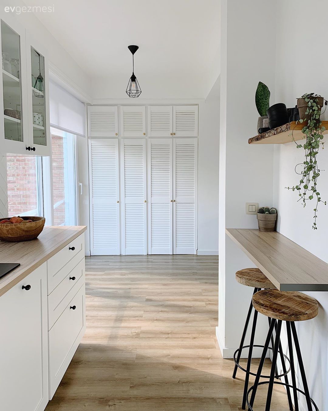 Mutfak, Beyaz, Siyah, Ahşap mutfak tezgahı, Mutfak tezgahı, İskandinav, Mutfak rafı, Bar masa & sandalyeleri