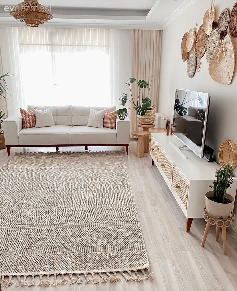 Salon, Modern, İskandinav, Beyaz, Koltuk takımı, Beyaz koltuk, Krem, Bej, Fon perde, Perde, Tül perde, Ev bitkisi, Halı, Salon halısı, Tv ünitesi, Tv ünitesi aksesuarları, Ev Aksesuar, Duvar dekorasyonu, Hasır avize, Kırlent, Ev tekstili