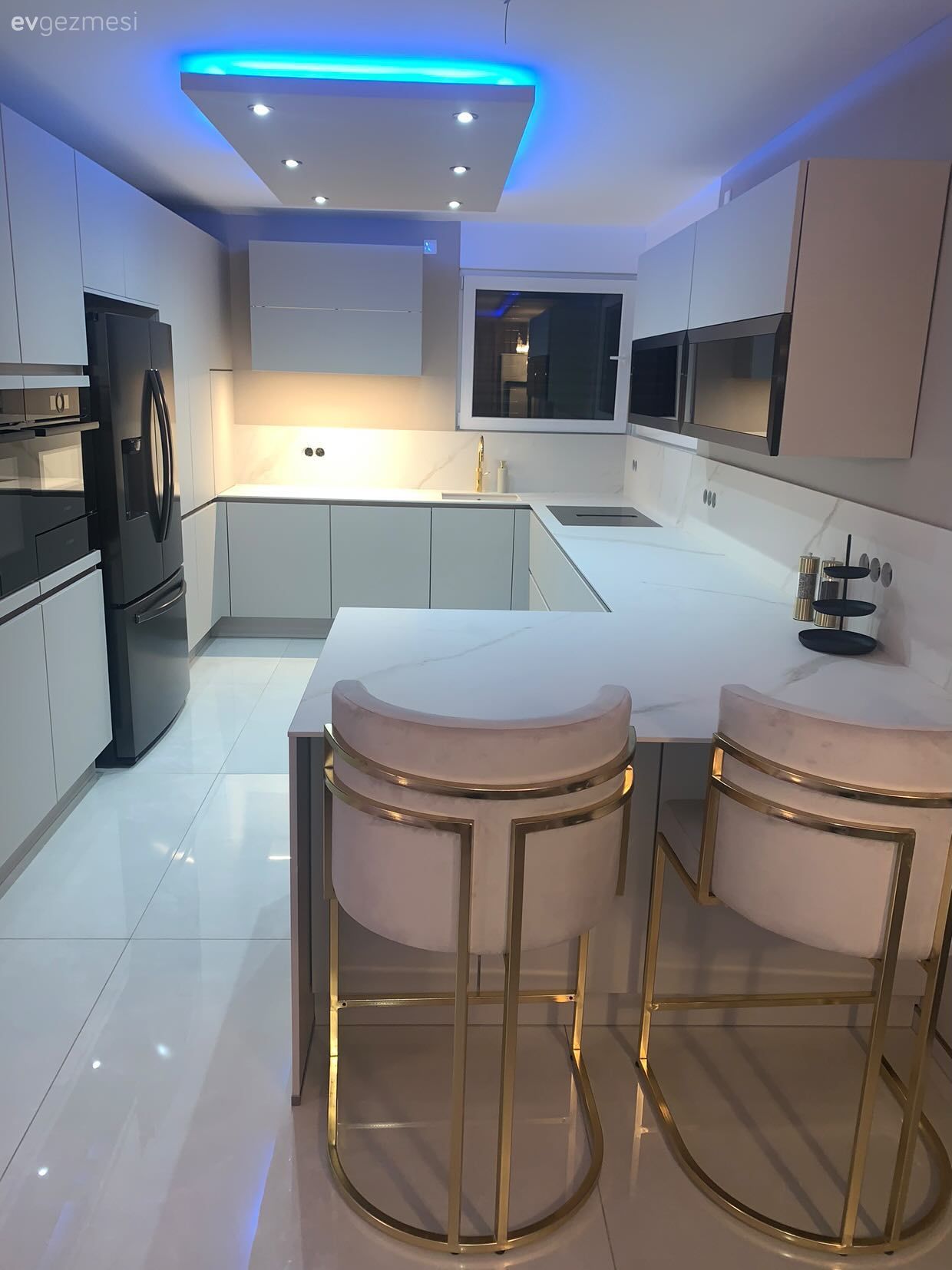Mutfak, Beyaz, Altın, Siyah, Modern mutfak, Mutfak tezgahı, Mutfak tezgah arası, Tezgah arası seramik, U-tipi mutfak, Bar masa & sandalyeleri, Sandalye, Mutfak zemin seramikleri, Ankastre