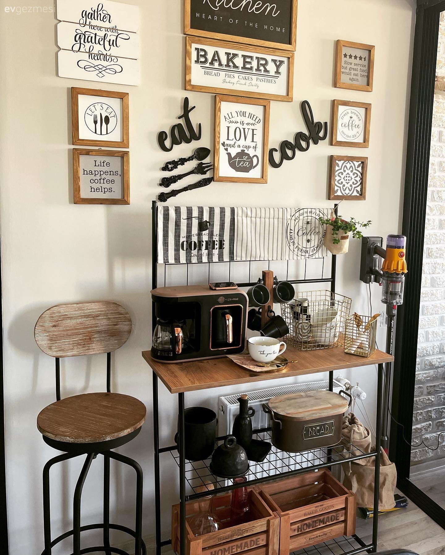 Bu Mersin Evinde Siyah Mutfak Diğer Alanlardan Bir Adım Önde!