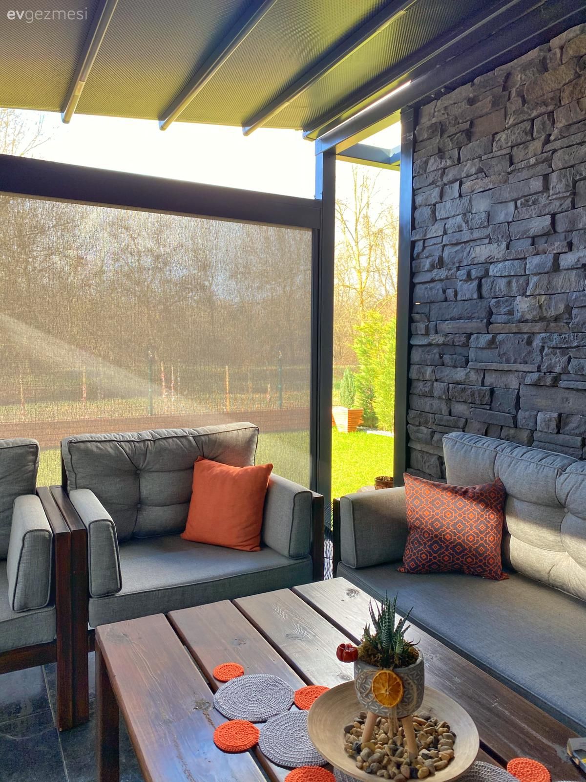 Kış bahçesi, Gri, Turuncu, Balkon masası, Balkon oturma grubu, Taş duvar, Duvar dekorasyonu