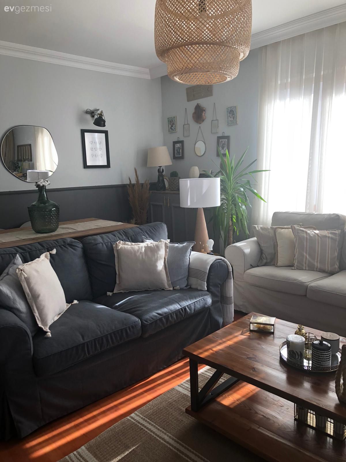 Salon, Bohem Dekorasyon, Beyaz, Gri, Hasır, Hasır sandalye, Rattan sandalye, Berjer, Orta sehpa, Sehpa, Krem, Kahverengi, Bej, Hasır avize, Yan sehpa, Fon perde, Perde, Tül perde, Ev bitkisi, Halı, Abajur, Aydınlatma, Gri duvar, Duvar çıtalama, Antrasit  