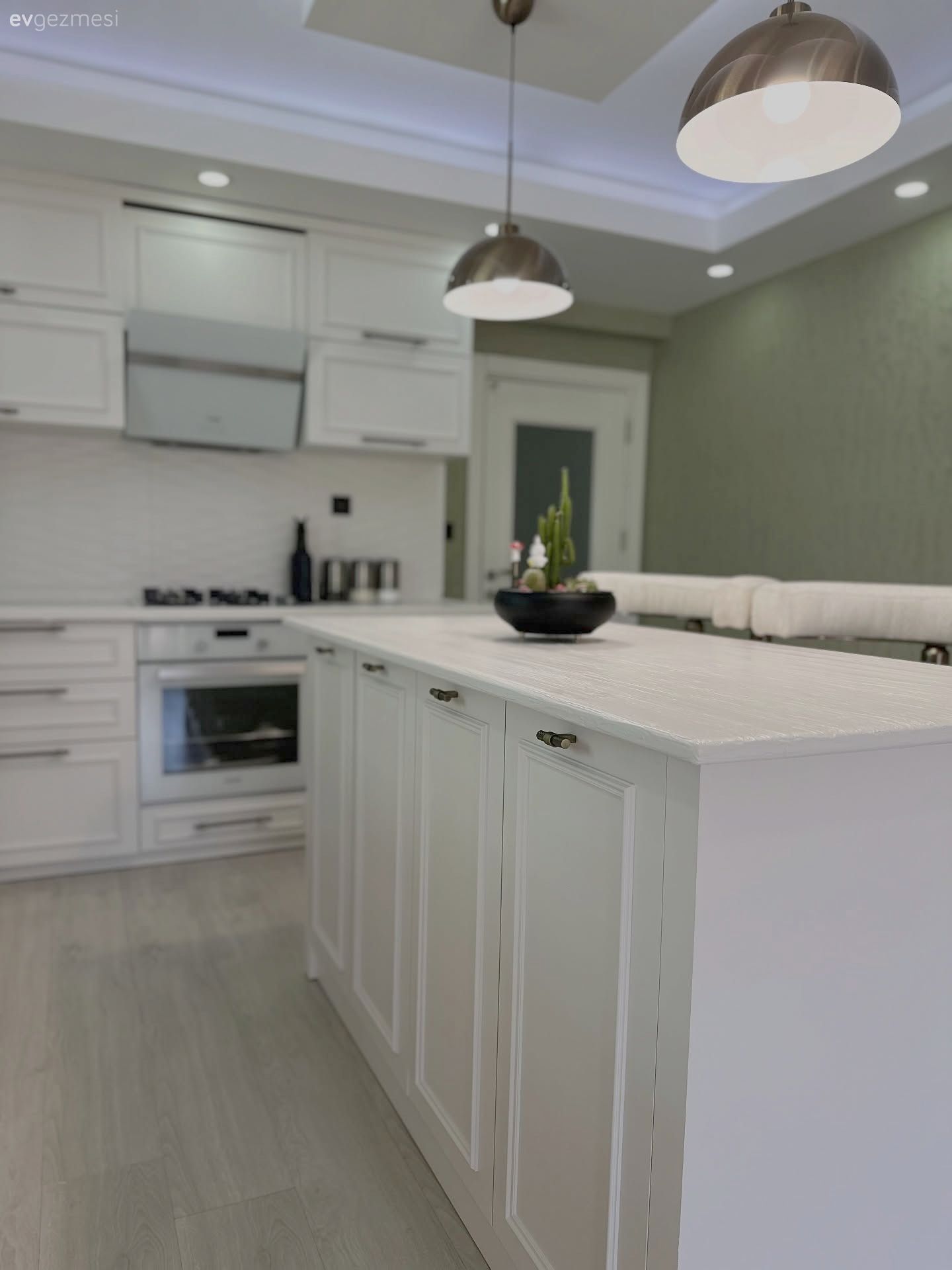 Beyaz, Altın, Ada mutfak, Mutfak, Mutfak tezgahı, Mutfak tezgah arası, Ankastre, Sarkıt, Aydınlatma, Mutfak aksesuarları, Davlumbaz