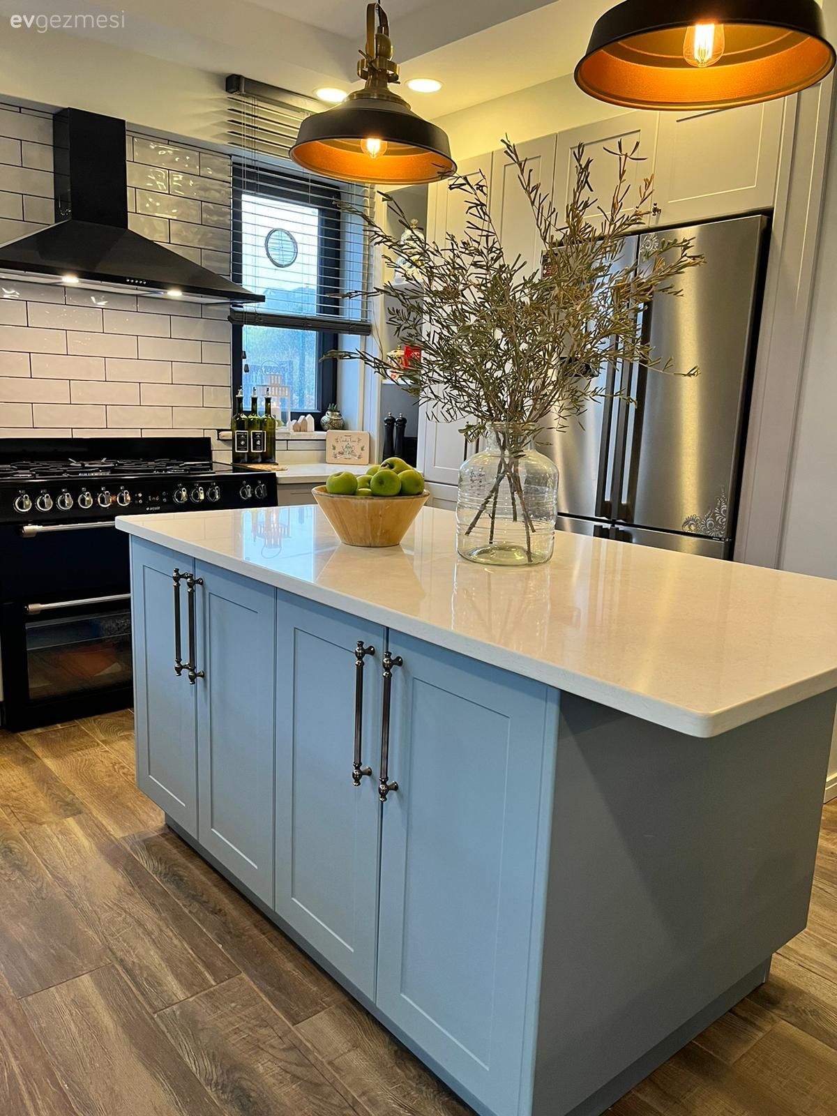 Ada mutfak, Mutfak, Country, Beyaz, Mavi, Siyah, Mutfak aksesuarları, Mutfak tezgah arası, Sarkıt, Aydınlatma, Ev bitkisi, Laminant parke, Parke, Davlumbaz, Jaluzi