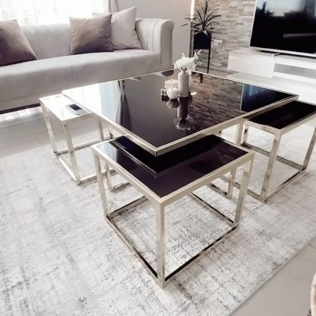 Salon, Modern, Art deko, Bej, Krem, Siyah, Altın, Beyaz, Koltuk takımı, Halı, Salon halısı, Orta sehpa, Sehpa, Kırlent, Ev tekstili, Tül perde, Perde, Fon perde, Ev bitkisi, Saksı, Dekoratif Objeler