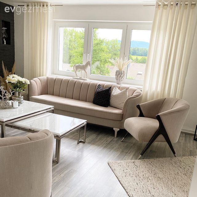 Salon, Modern, İskandinav, Beyaz, Bej, Krem, Tül perde, Perde, Koltuk takımı, Berjer, Orta sehpa, Sehpa, Halı, Salon halısı, Kırlent, Ev tekstili, Çiçekler