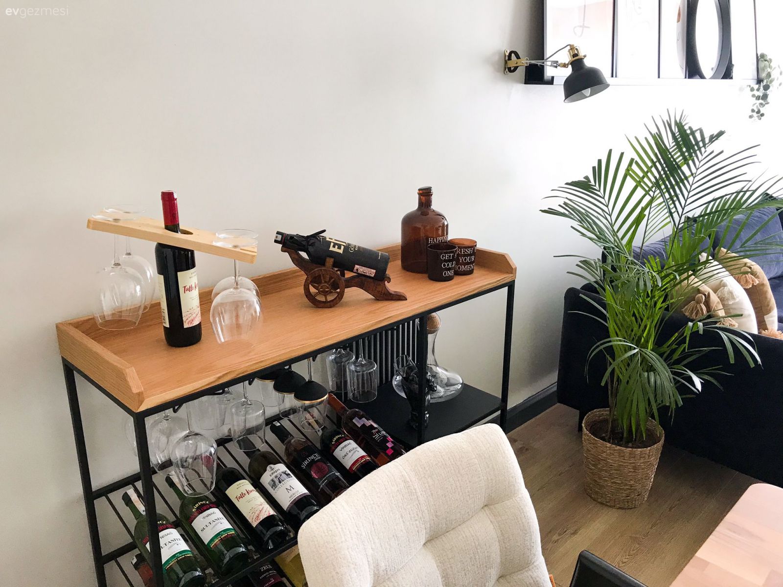 Salon, Modern, Gri, Beyaz, Koltuk takımı, Kırlent, Ev tekstili, Ev bitkisi, Sandalye, Konsol, Konsol üzeri dekoratif objeleri, Çerçeve, Aplik, Aydınlatma