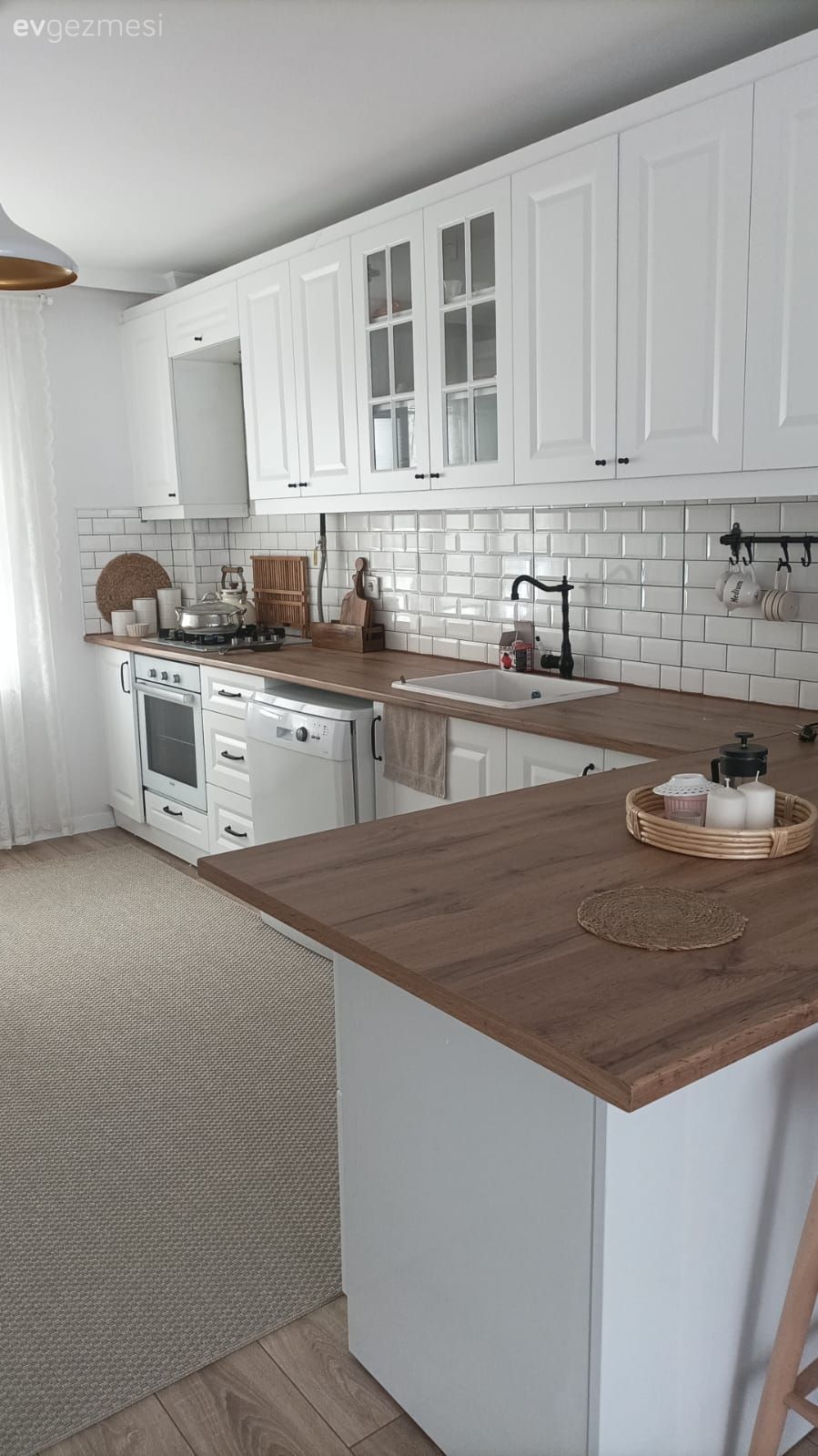 Mutfak, Beyaz, Beyaz ve ahşap mutfak, L-tipi mutfak, Mutfak yarım adası, Amerikan Mutfak, Ahşap mutfak tezgahı, Mutfak tezgahı, Metro seramik, Seramik, Ankastre, Shaker kapaklı dolaplar, Mutfak halısı, Eviye 