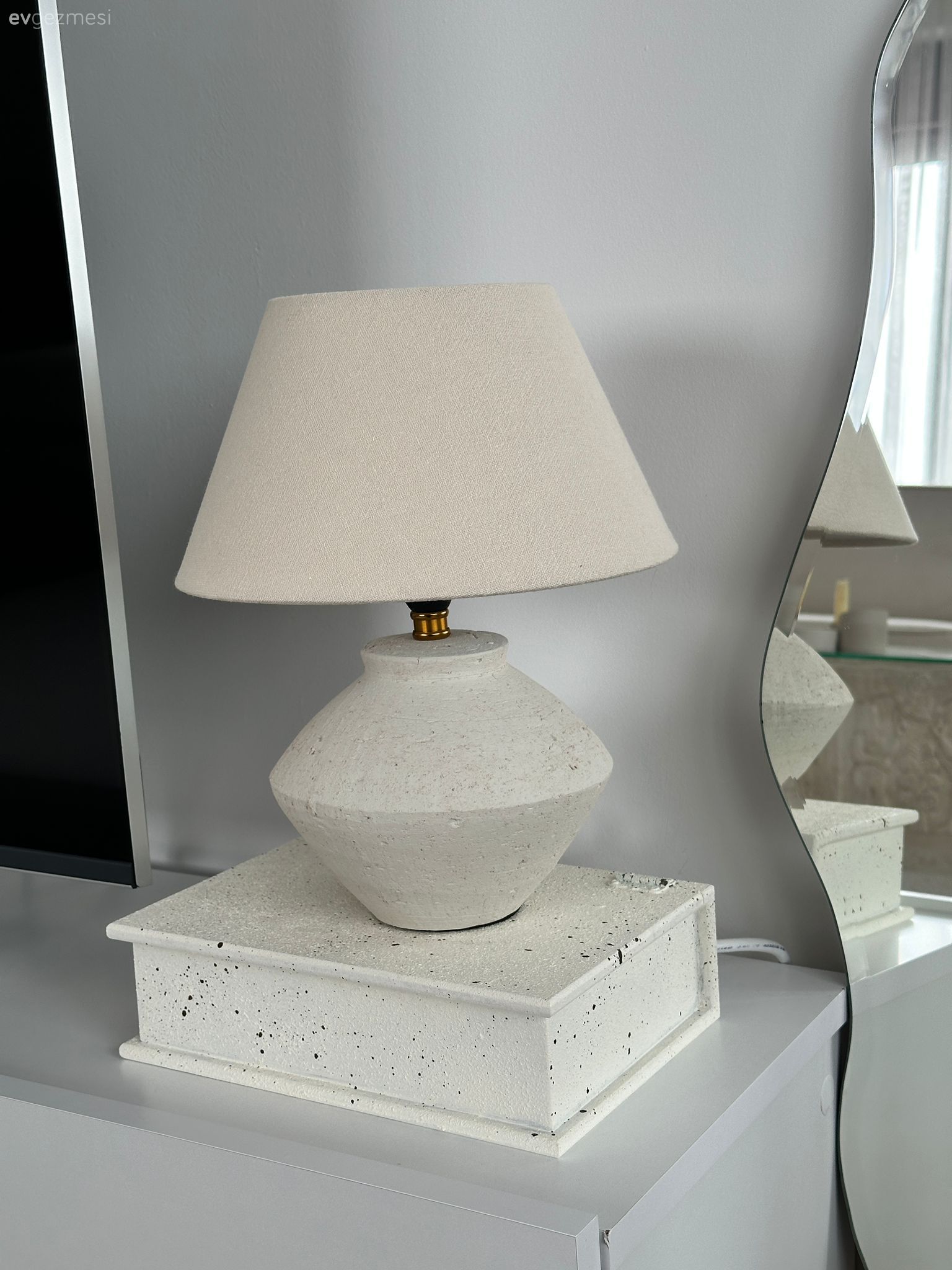 Bu Modern Evde Lacivert Vurgusu Dekora Hareket Katmış