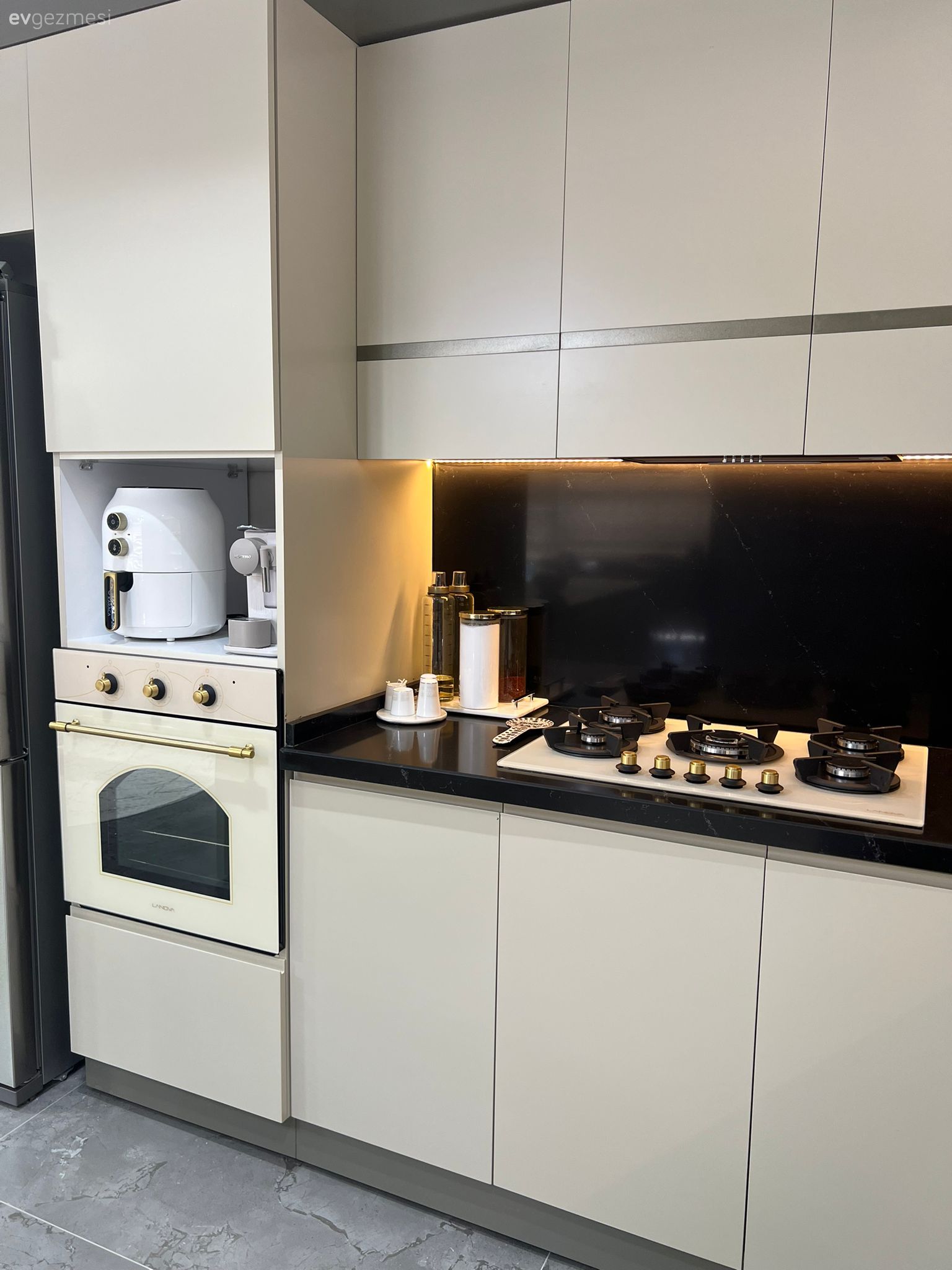 Kahve köşesi, Beyaz, Siyah, Siyah tezgah, Mutfak tezgahı, Mutfak aksesuarları, Mutfak, Ankastre, Lambri
