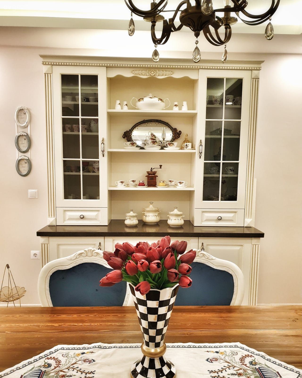 Ekstra mutfak dolabı, Mutfak, Country mutfak, Beyaz, Siyah, Siyah tezgah, Mutfak tezgahı, Mavi, Sandalye, Yemek masası, Avize, Aydınlatma, Salon avizesi, Halı, Salon halısı, Ankastre, Vazo, Ev Aksesuar, Çiçekler