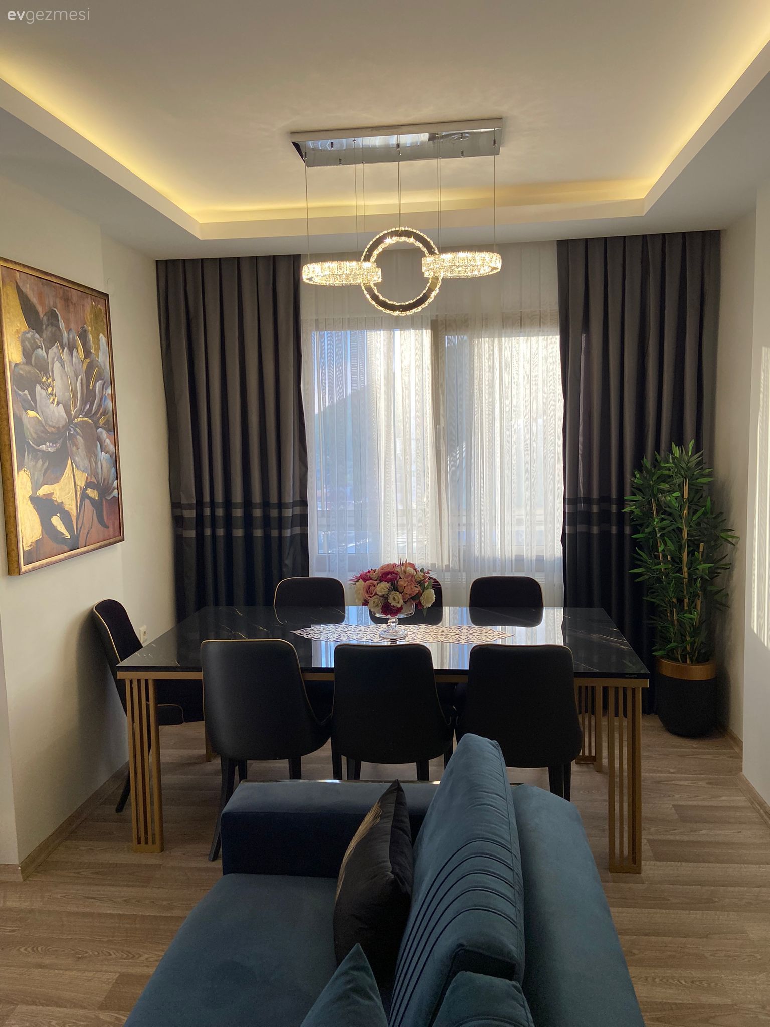 Salon, Modern, Art deko, Mavi, Gri, Lacivert, Altın, Fon perde, Perde, Tül perde, Sandalye, Yemek masası, Parke, Tablo, Duvar dekorasyonu, Led aydınlatma, Aydınlatma, Koltuk takımı, Avize