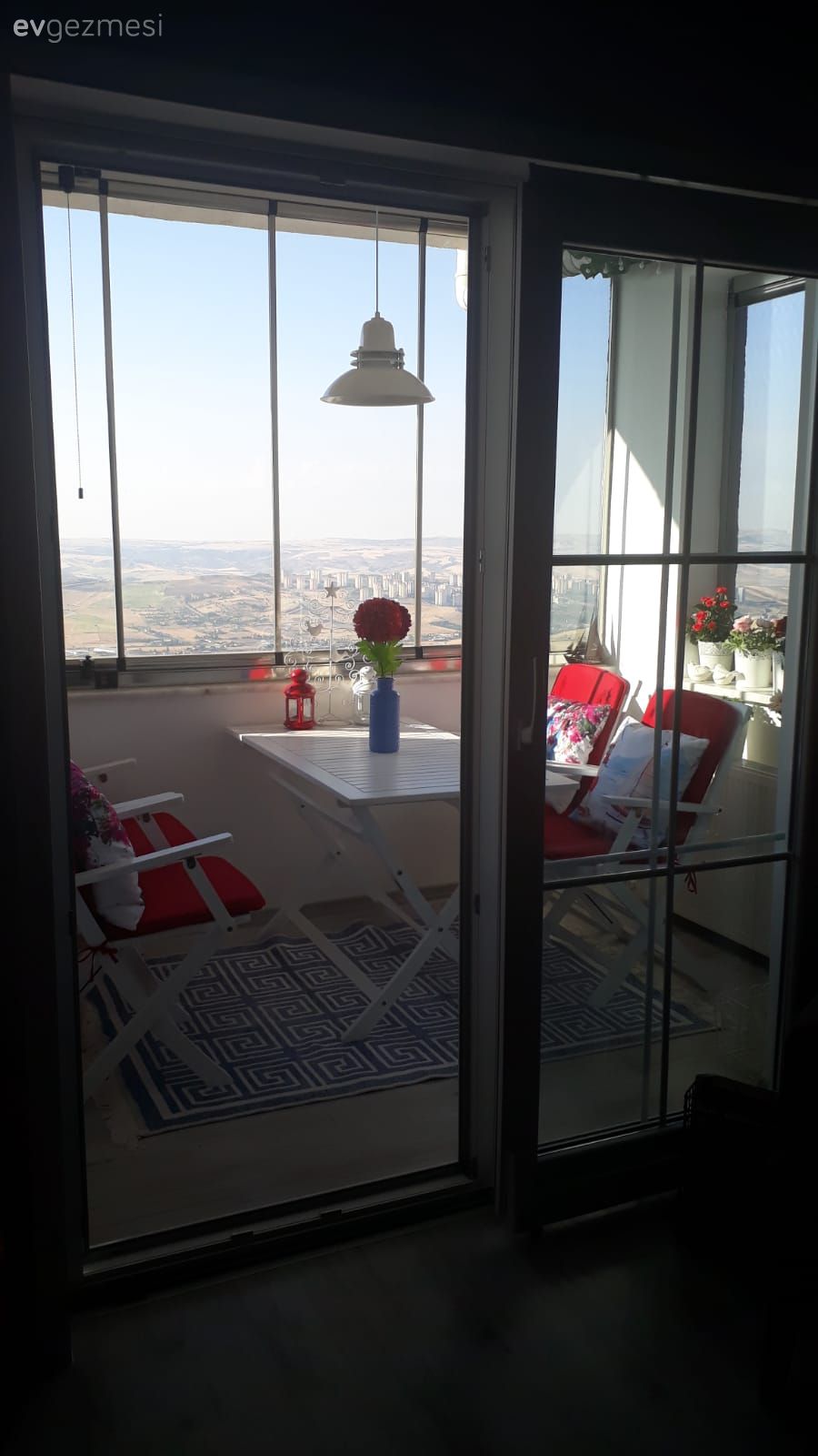 Balkon, Balkon halısı, Balkon avizesi, Sarkıt, Balkon masası, Sandalye, Kırmızı, Beyaz, Balkon çiçekleri