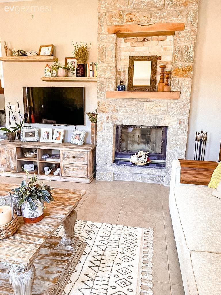 Salon, Rustik, Koltuk takımı, Beyaz koltuk, Şömine, Taş duvar, Duvar dekorasyonu, Duvar rafı, Halı, Salon halısı, Orta sehpa, Sehpa, Masif ahşap