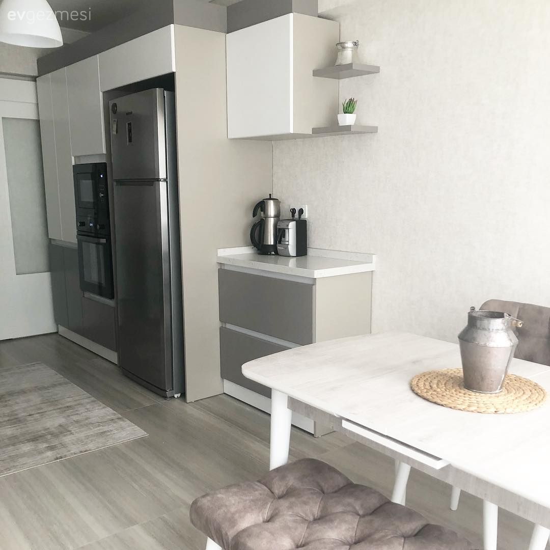 Mutfak, Modern mutfak, Gri, Beyaz, Siyah, Kulpsuz mutfak dolabı, Mutfak tezgahı, Mutfak tezgah arası, Mutfak halısı, Halı, Davlumbaz, Tezgah arası seramik, Mutfak Avize Modelleri, Ankastre, Duvar rafı, Duvar dekorasyonu, Mutfak masası, Sandalye, Bank