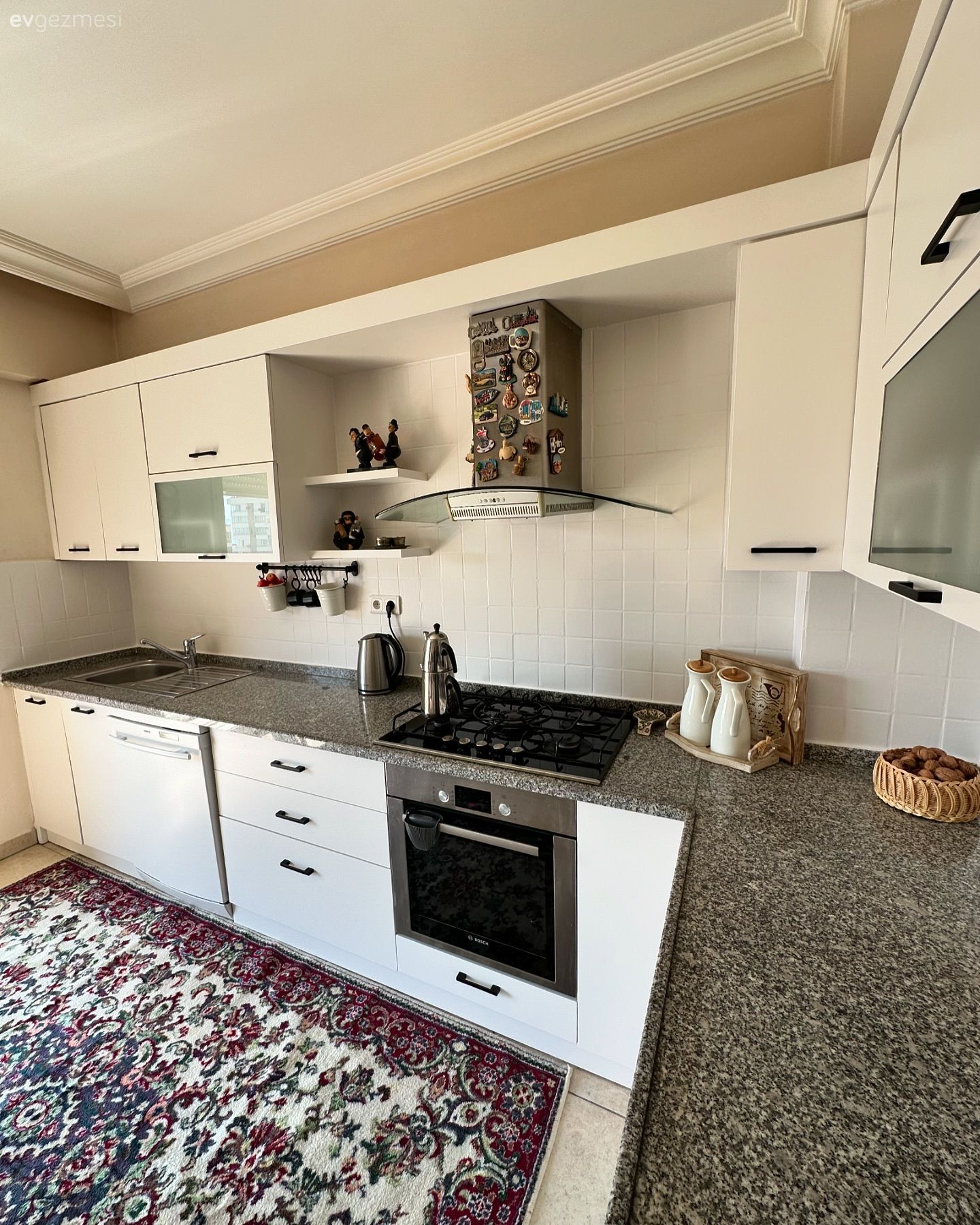 Beyaza Boyanan Bu Mutfak Etnik Halısıyla Dikkatleri Çekmiş!