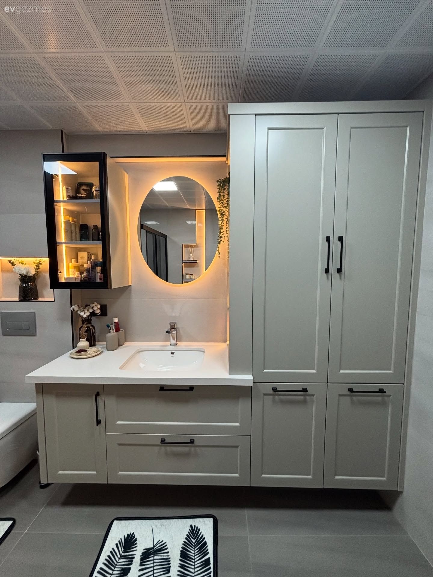Banyo, Modern banyo, Gri, Bej, Beyaz, Banyo dolabı, Banyo aynası, Cam kapaklı dolap, Banyo seramikleri