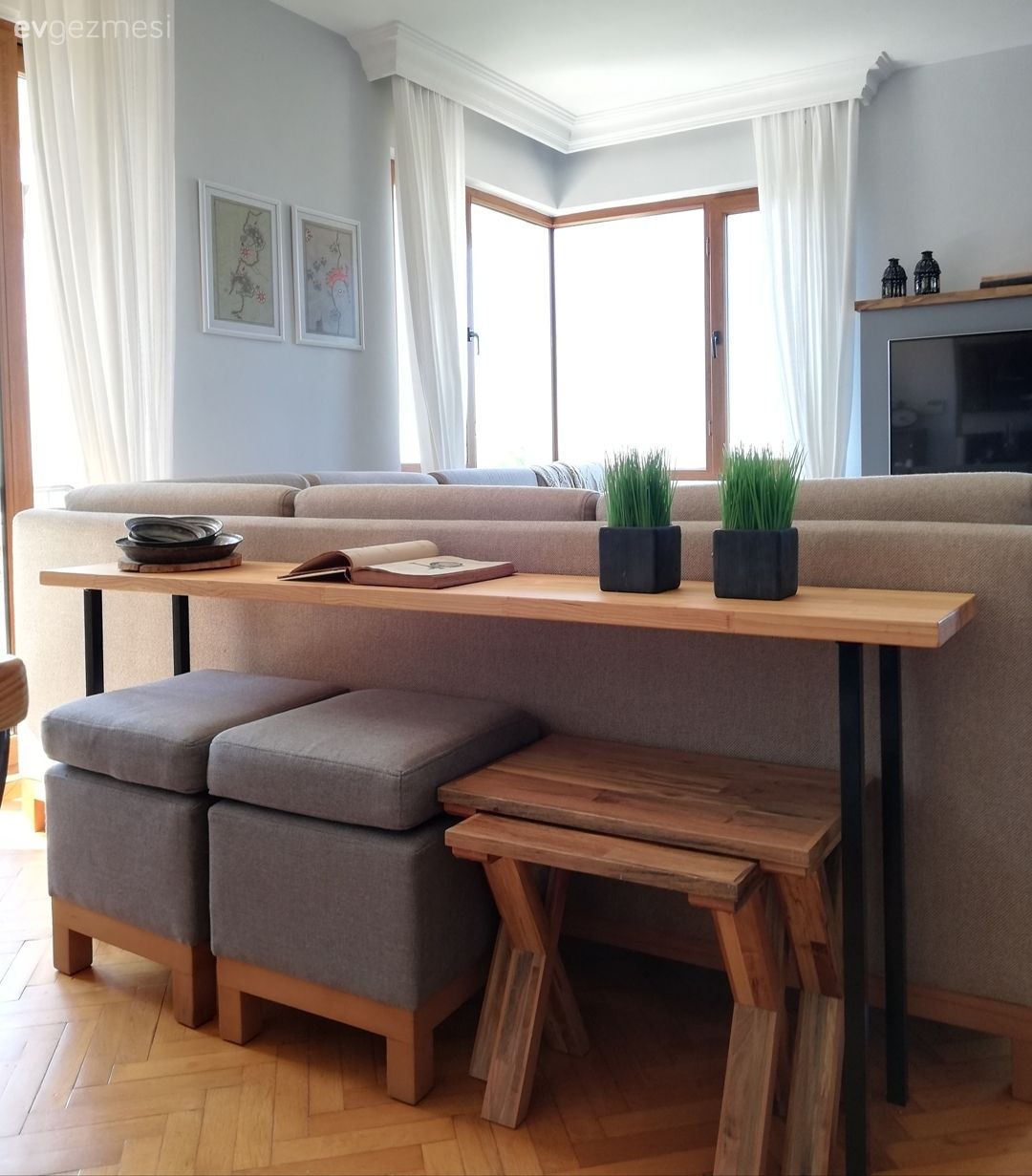 Konsol, Tabure, Puf, Saksı, Ahşap Mobilya, Bej, Kahverengi, Gri, Tül perde, Perde